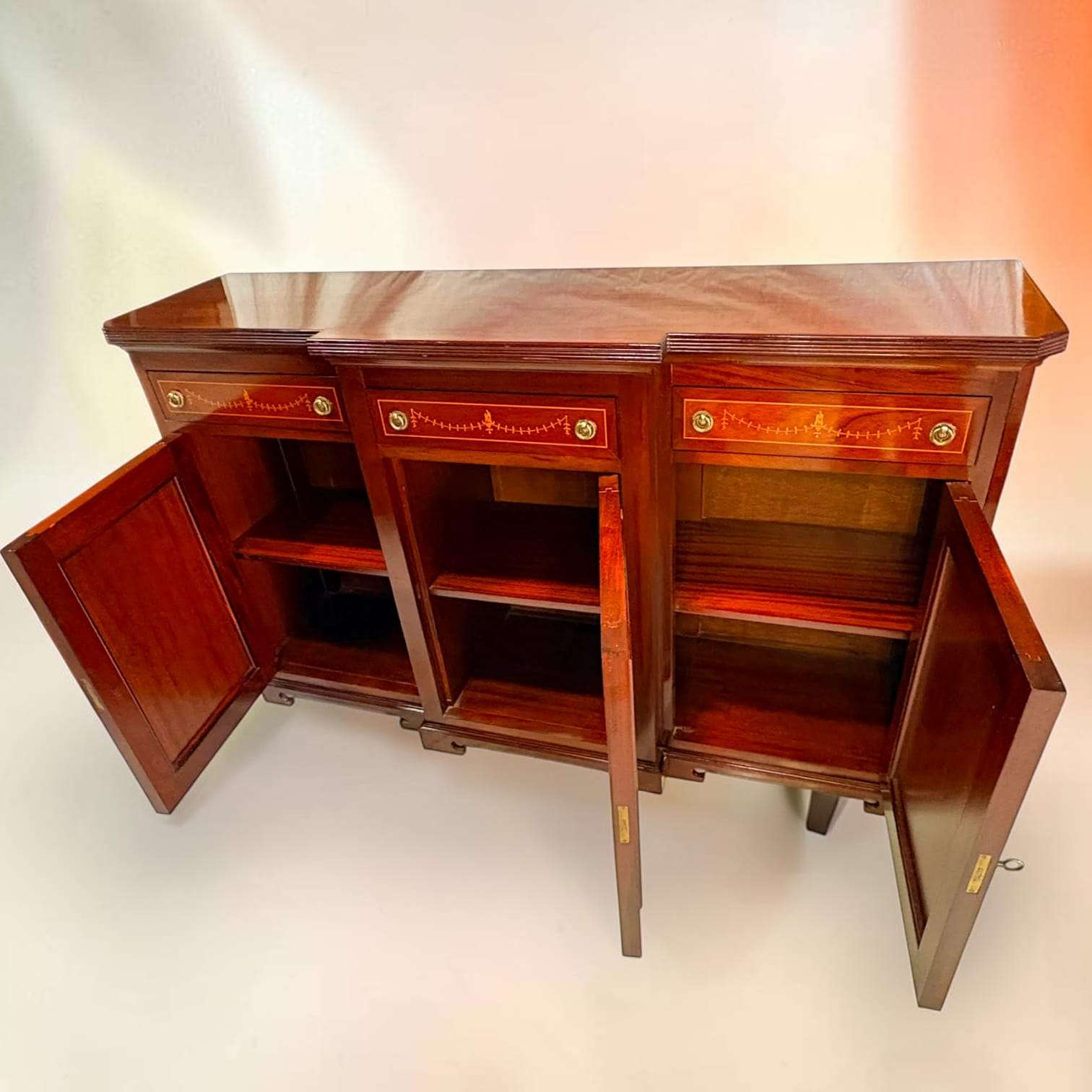 Aparador de caoba clásico con puertas y cajones - Cositas Antiguas – La Guadaña, Anticuarios Online en Jerez , vender antigüedades, muebles antiguos