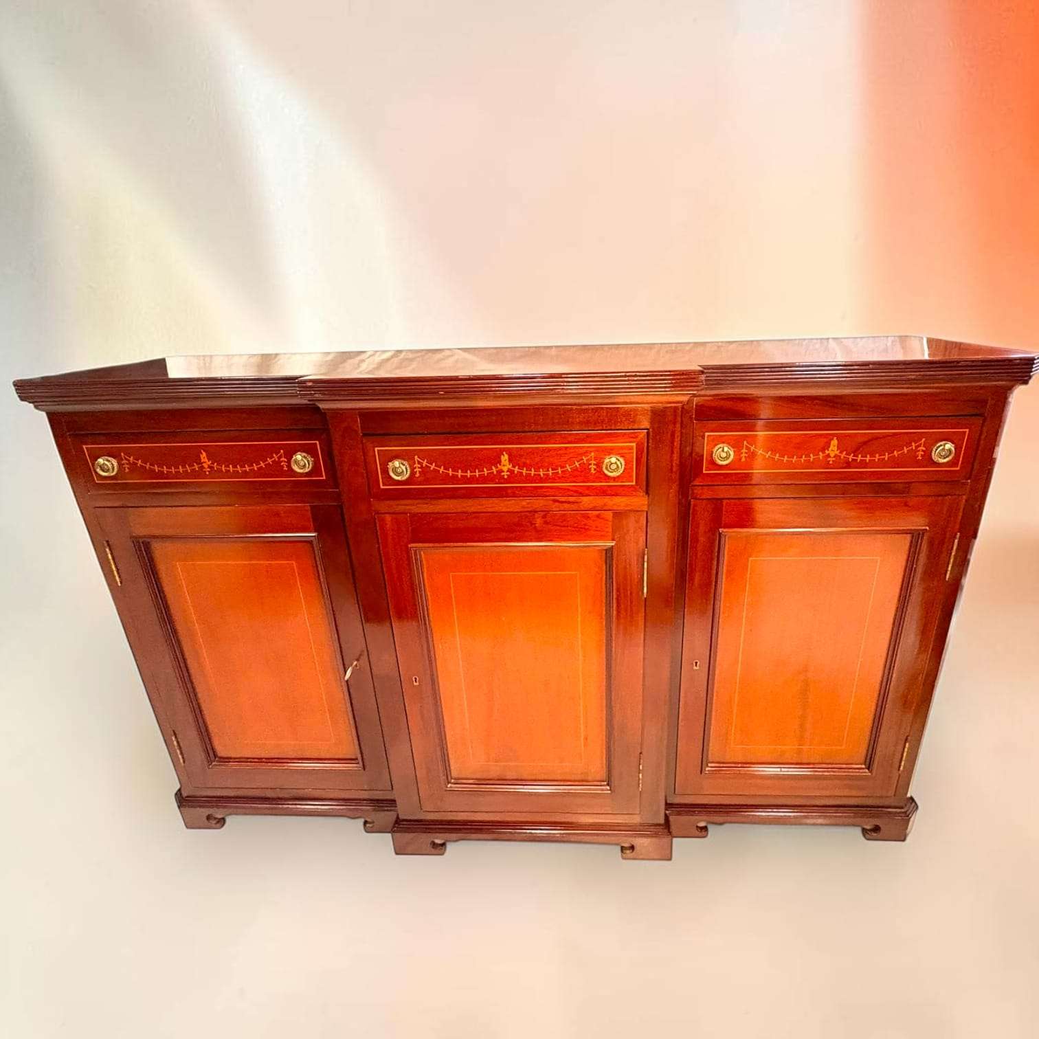 Aparador de caoba clásico con puertas y cajones - Cositas Antiguas – La Guadaña, Anticuarios Online en Jerez , vender antigüedades, muebles antiguos
