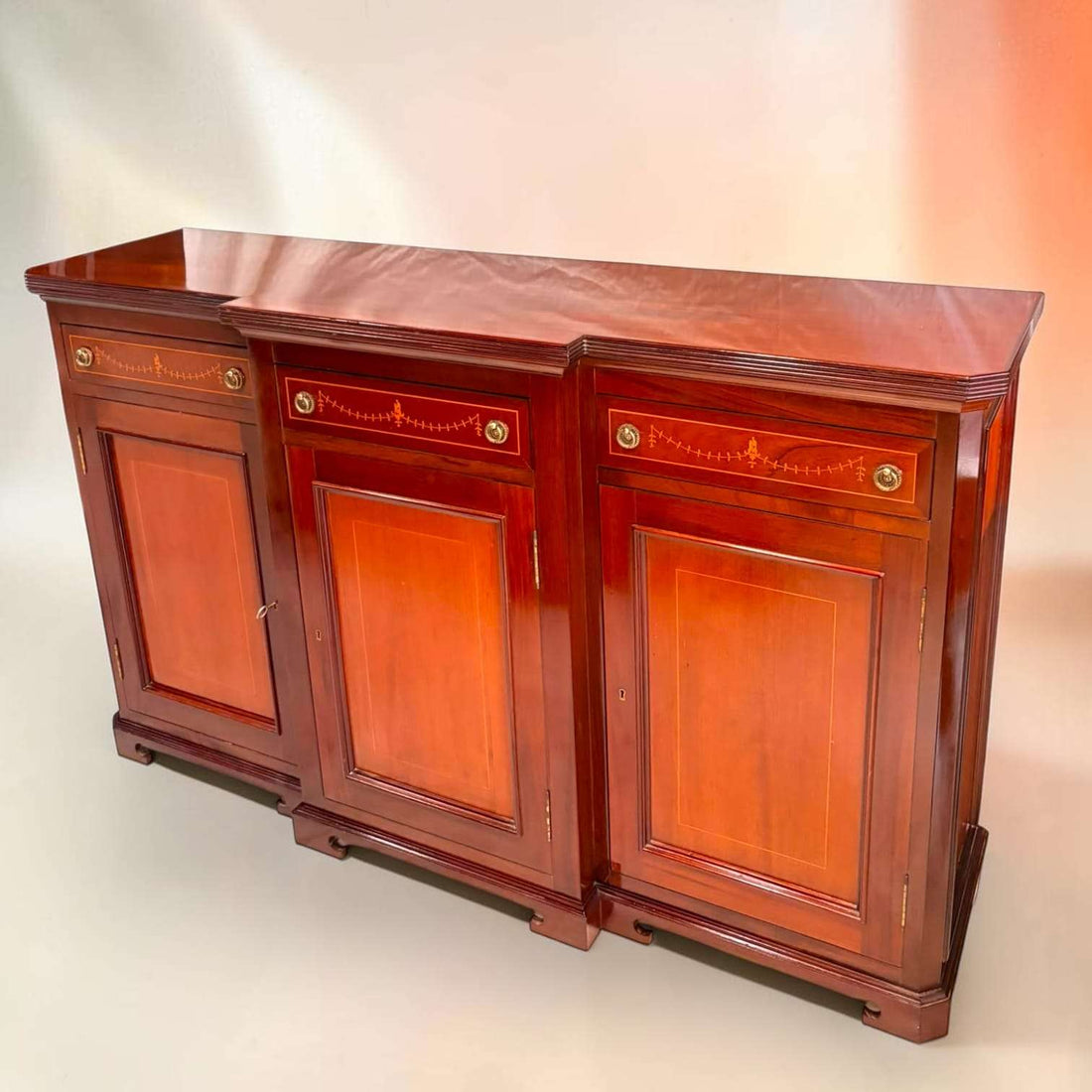 Aparador de caoba clásico con puertas y cajones - Cositas Antiguas – La Guadaña, Anticuarios Online en Jerez , vender antigüedades, muebles antiguos