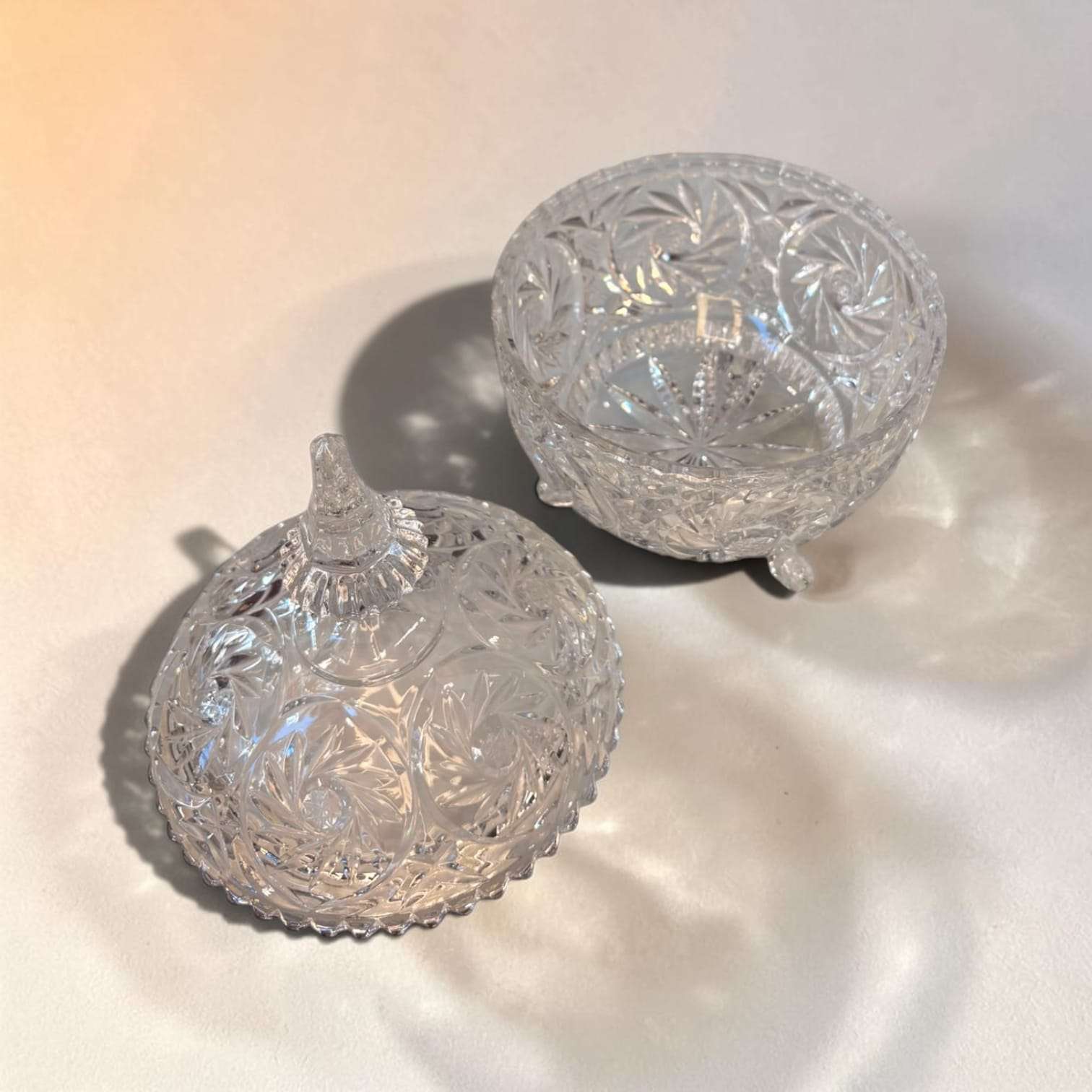 Bombonera de cristal con tapa y relieves única - Cositas Antiguas – La Guadaña, Anticuarios Online en Jerez , vender antigüedades, muebles antiguos
