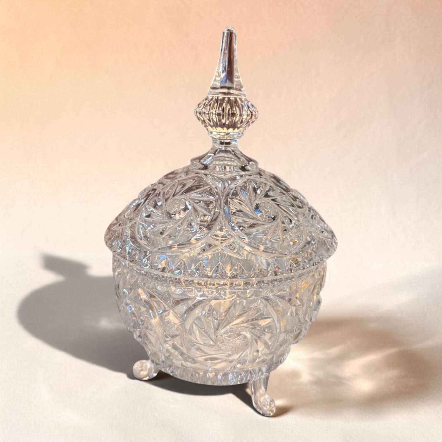 Bombonera de cristal con tapa y relieves única - Cositas Antiguas – La Guadaña, Anticuarios Online en Jerez , vender antigüedades, muebles antiguos