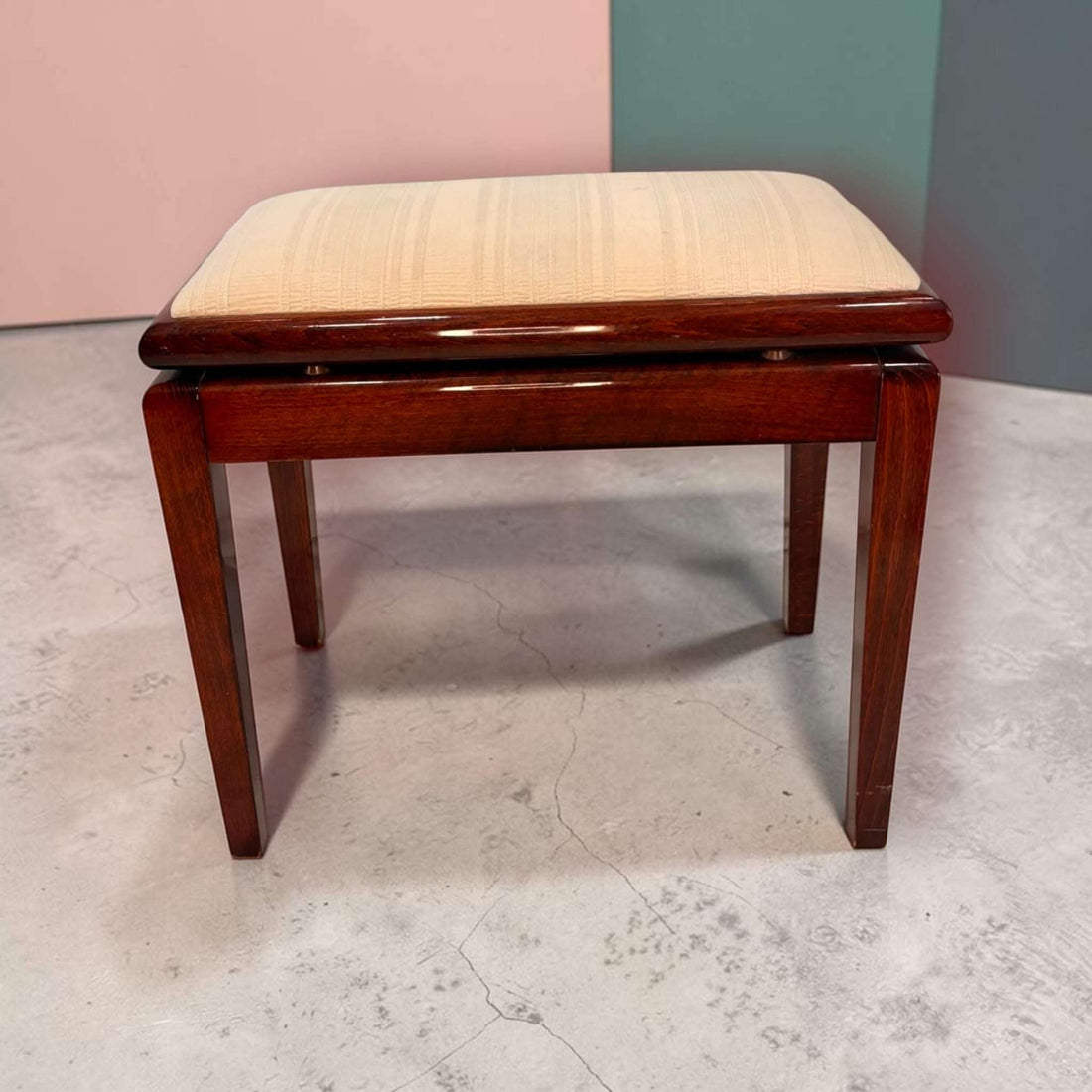 Banqueta de caoba con asiento tapizado y almacenaje - Cositas Antiguas – La Guadaña, Anticuarios Online en Jerez , vender antigüedades, muebles antiguos