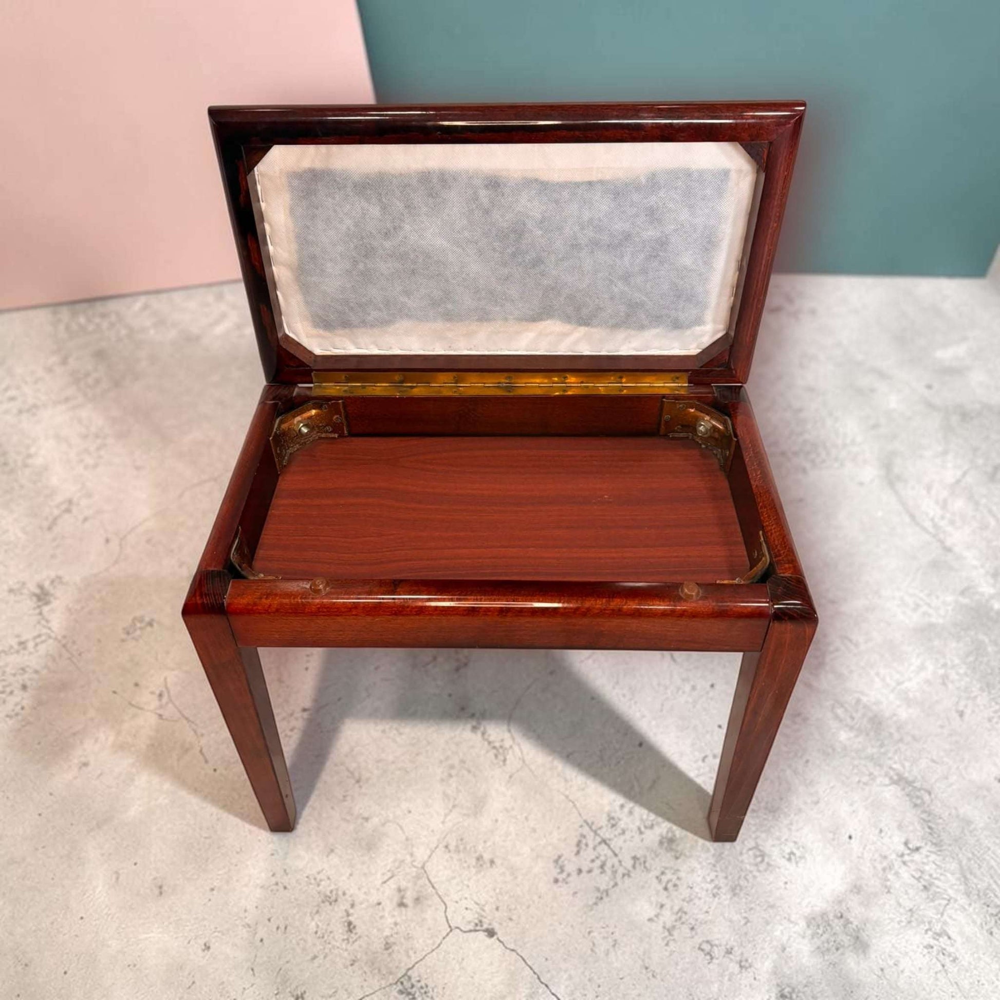 Banqueta de caoba con asiento tapizado y almacenaje - Cositas Antiguas – La Guadaña, Anticuarios Online en Jerez , vender antigüedades, muebles antiguos