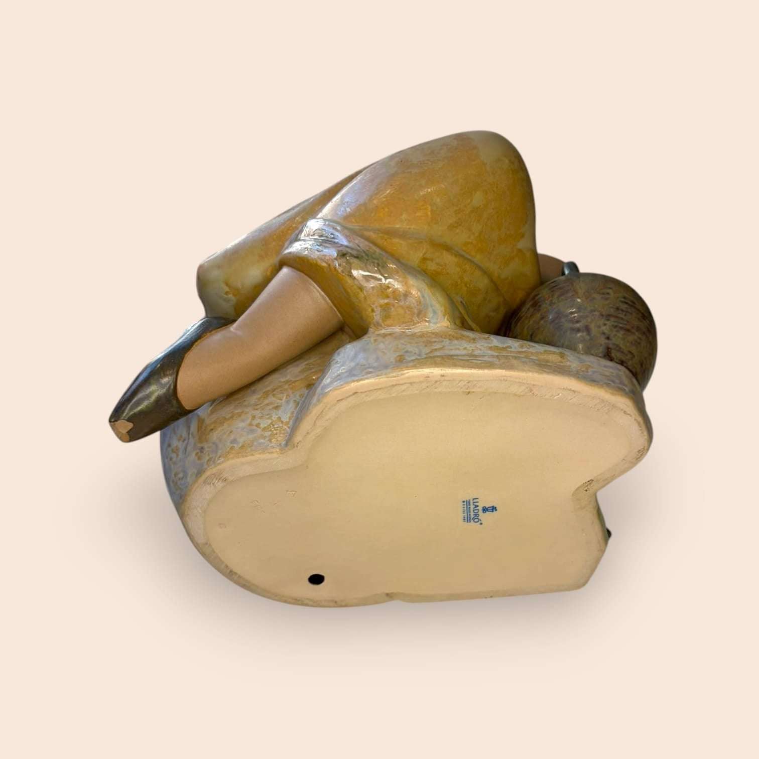 Figura Lladró Cantarera Clásica de porcelana única - Cositas Antiguas – La Guadaña, Anticuarios Online en Jerez , vender antigüedades, muebles antiguos