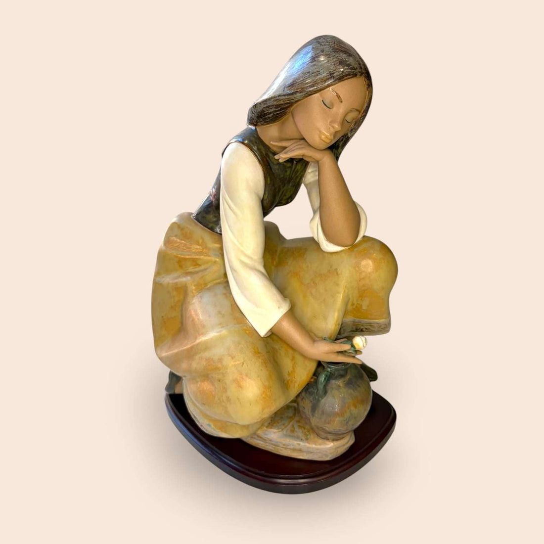 Figura Lladró Cantarera Clásica de porcelana única - Cositas Antiguas – La Guadaña, Anticuarios Online en Jerez , vender antigüedades, muebles antiguos