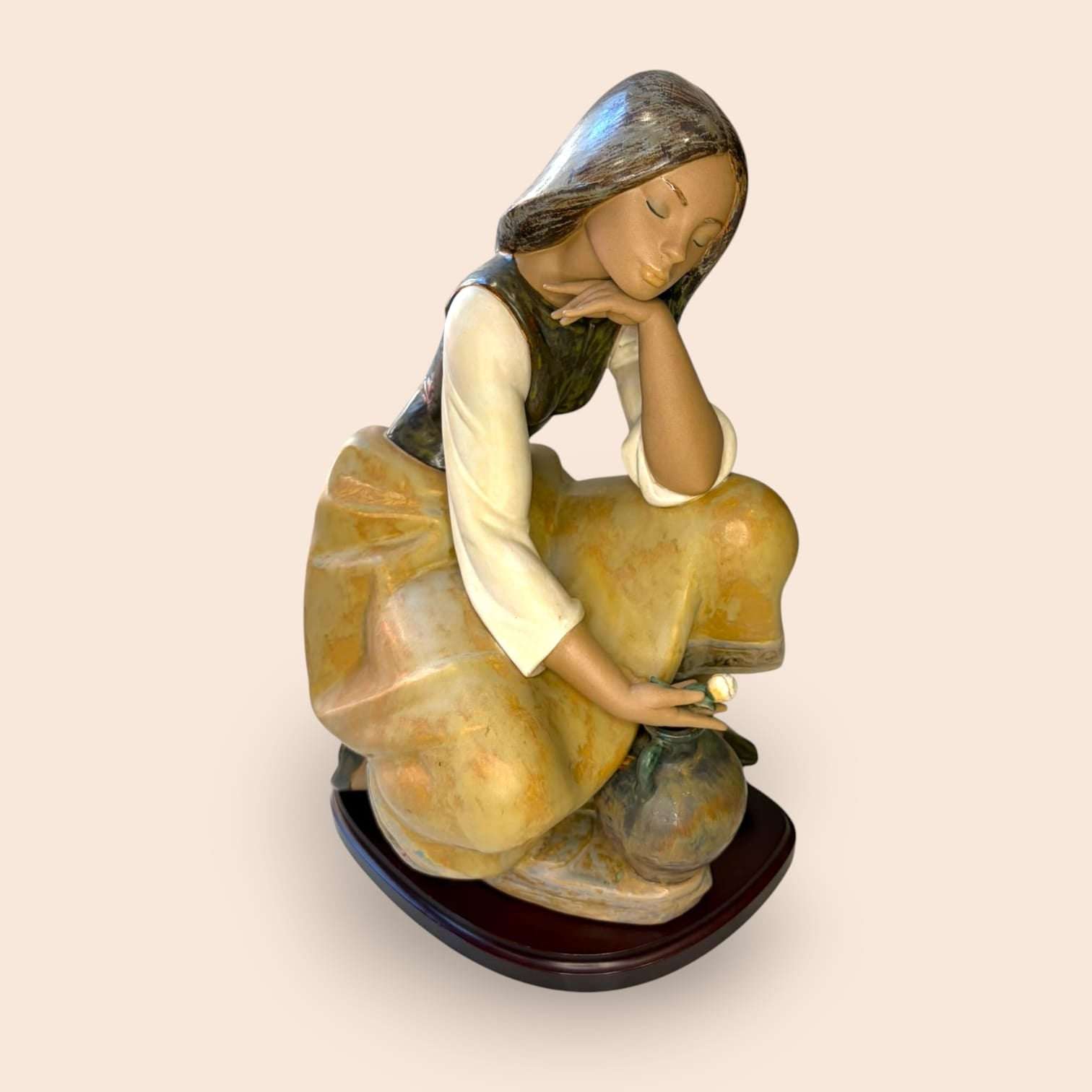 Figura Lladró Cantarera Clásica de porcelana única - Cositas Antiguas – La Guadaña, Anticuarios Online en Jerez , vender antigüedades, muebles antiguos