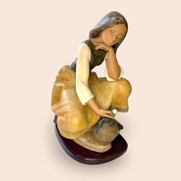 Figura Lladró Cantarera Clásica de porcelana única - Cositas Antiguas – La Guadaña, Anticuarios Online en Jerez , vender antigüedades, muebles antiguos