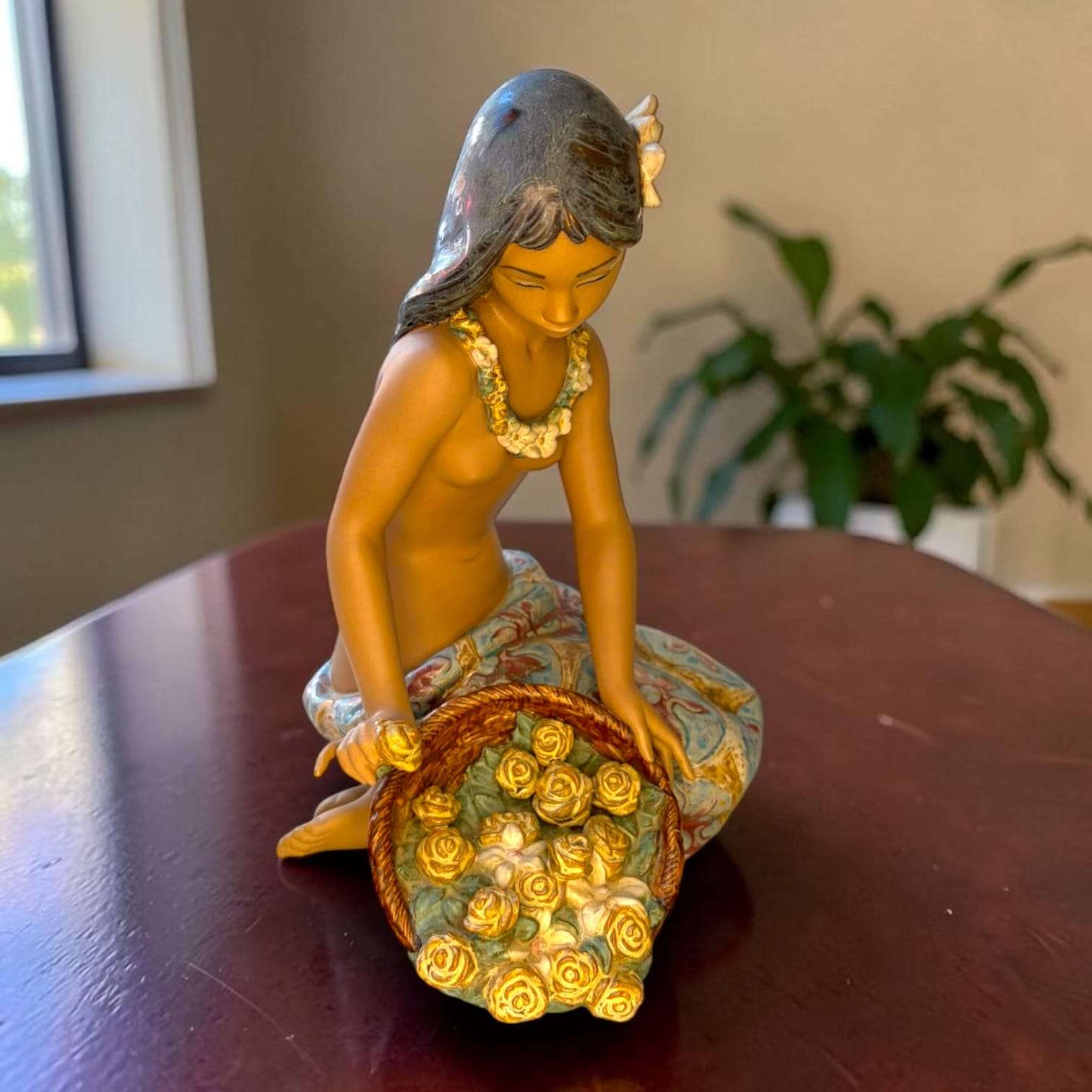 Figura Lladró Joven Hawaiana de porcelana única - Cositas Antiguas – La Guadaña, Anticuarios Online en Jerez , vender antigüedades, muebles antiguos