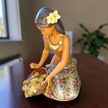 Figura Lladró Joven Hawaiana de porcelana única - Cositas Antiguas – La Guadaña, Anticuarios Online en Jerez , vender antigüedades, muebles antiguos