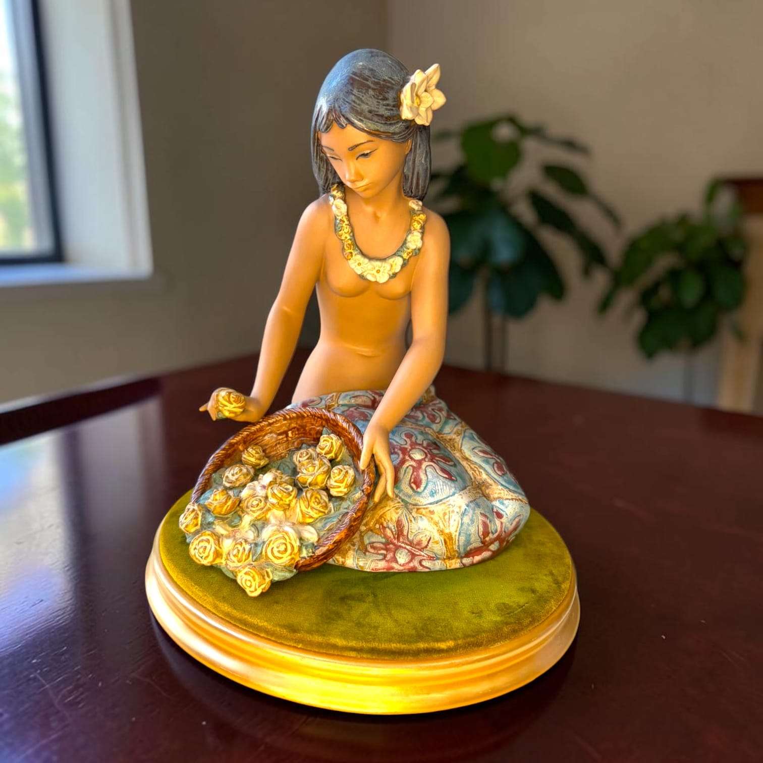 Figura Lladró Joven Hawaiana de porcelana única - Cositas Antiguas – La Guadaña, Anticuarios Online en Jerez , vender antigüedades, muebles antiguos