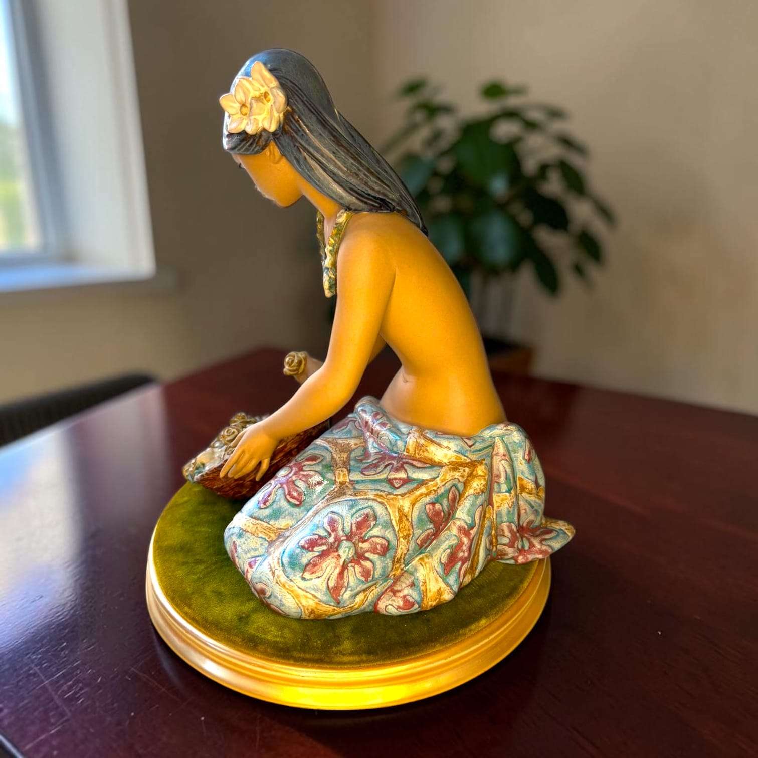Figura Lladró Joven Hawaiana de porcelana única - Cositas Antiguas – La Guadaña, Anticuarios Online en Jerez , vender antigüedades, muebles antiguos