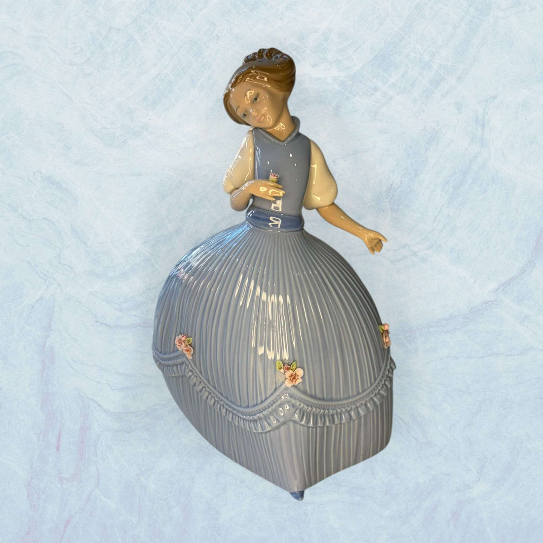 Porcelana Lladró Niña con vestido azul única - Cositas Antiguas – La Guadaña, Anticuarios Online en Jerez , vender antigüedades, muebles antiguos