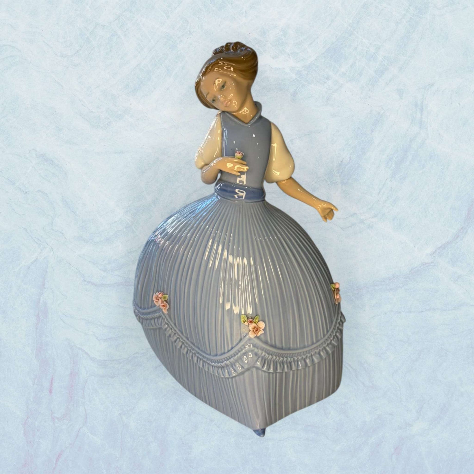 Porcelana Lladró Niña con vestido azul única - Cositas Antiguas – La Guadaña, Anticuarios Online en Jerez , vender antigüedades, muebles antiguos