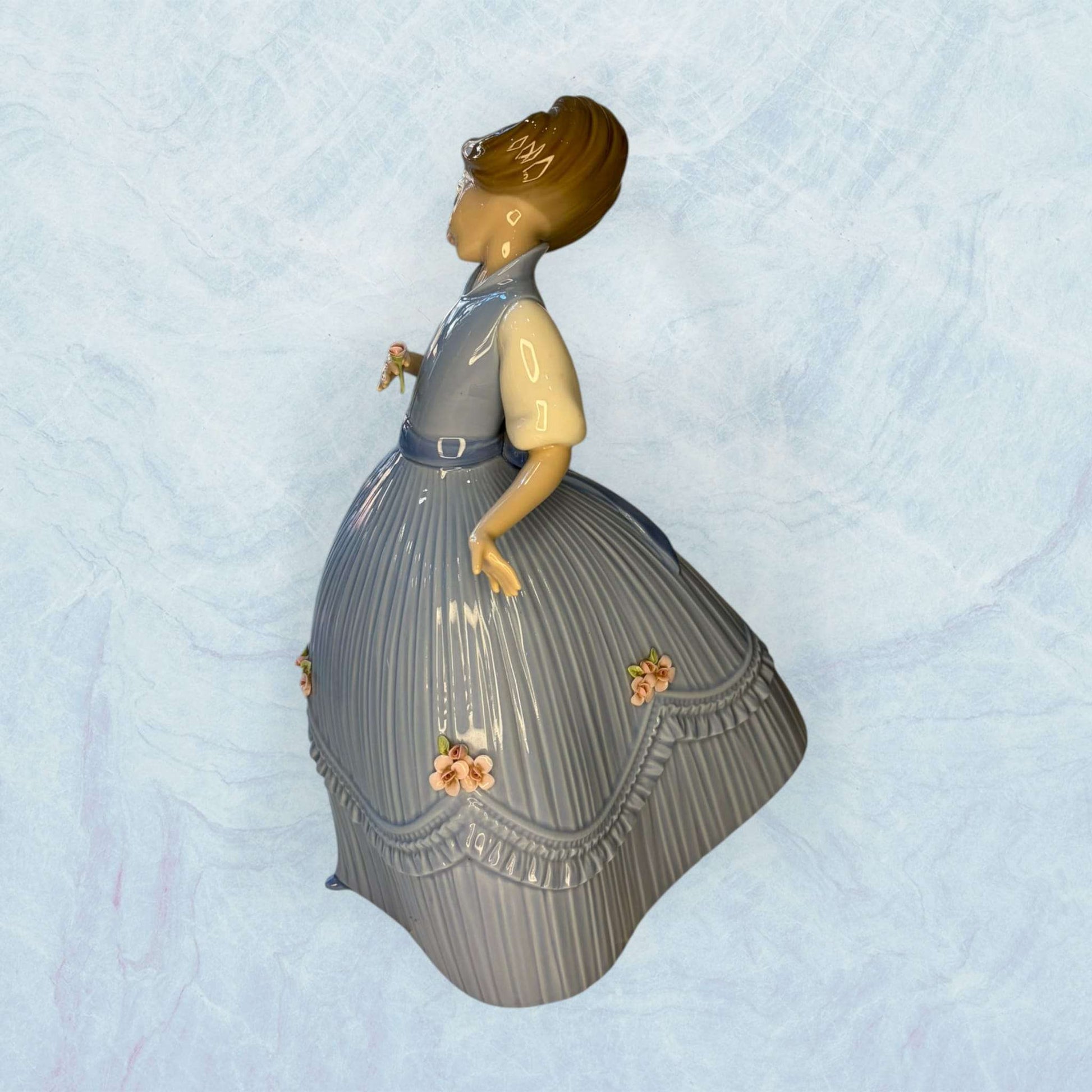 Porcelana Lladró Niña con vestido azul única - Cositas Antiguas – La Guadaña, Anticuarios Online en Jerez , vender antigüedades, muebles antiguos