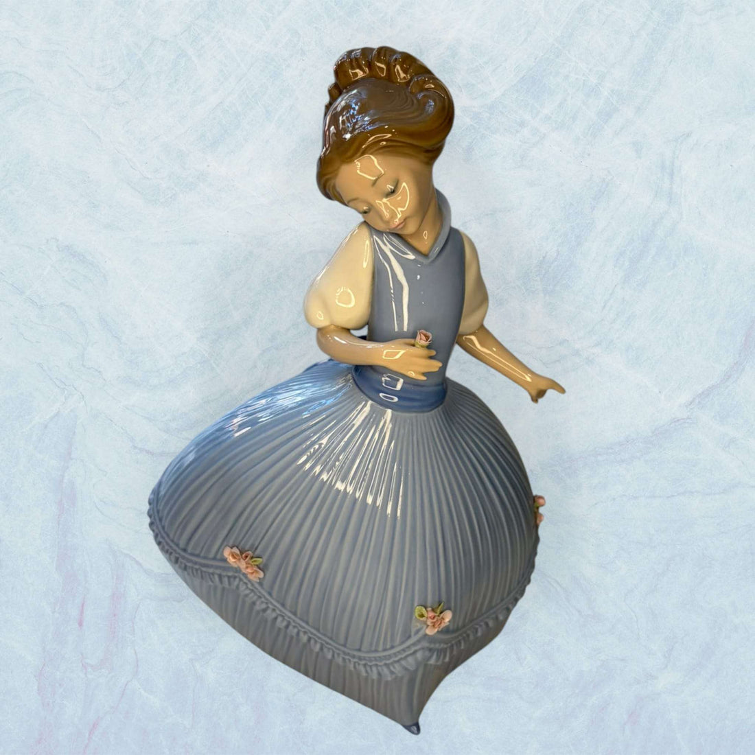 Porcelana Lladró Niña con vestido azul única - Cositas Antiguas – La Guadaña, Anticuarios Online en Jerez , vender antigüedades, muebles antiguos