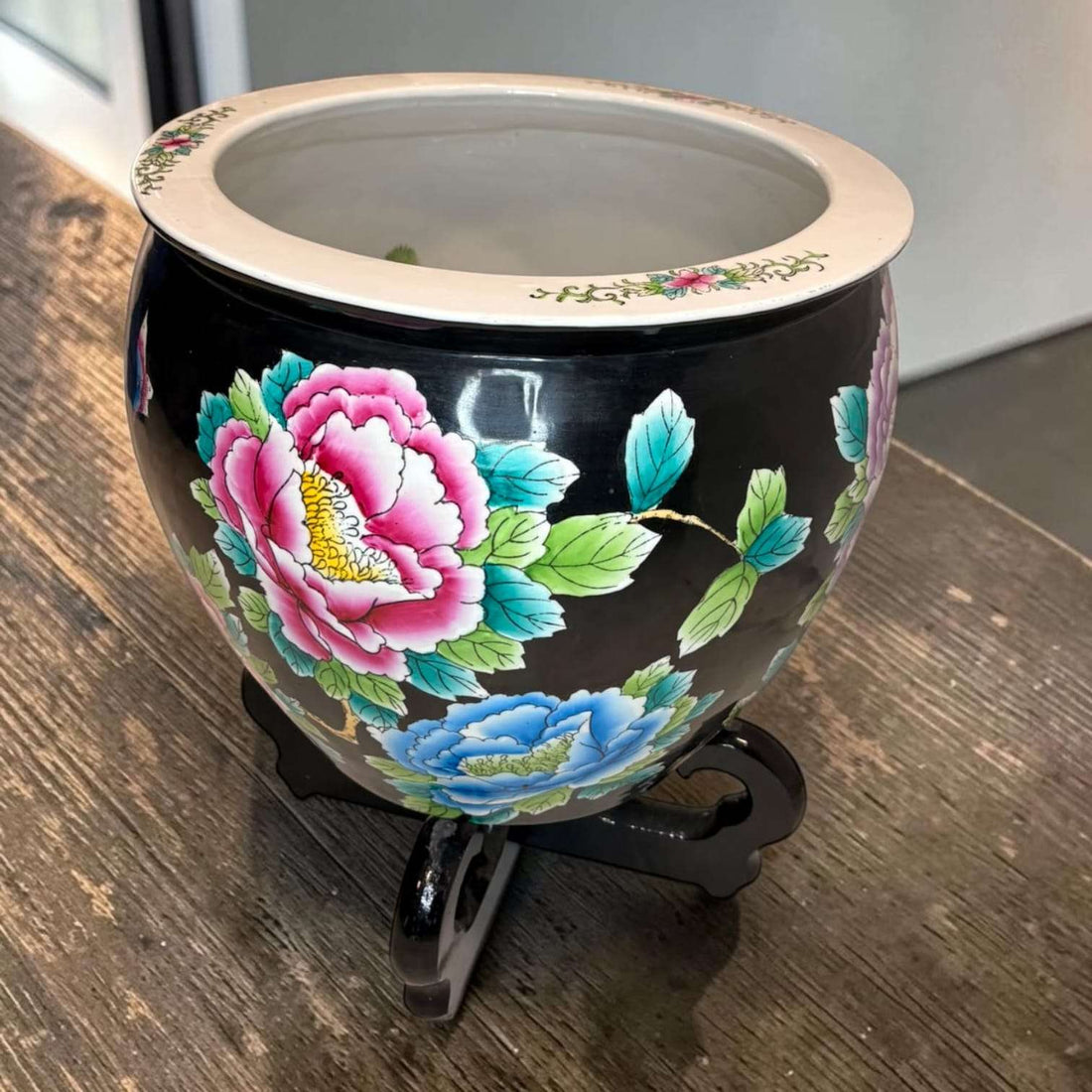 Jardinera china Famille Rose negra con soporte de madera - Cositas Antiguas – La Guadaña, Anticuarios Online en Jerez , vender antigüedades, muebles antiguos