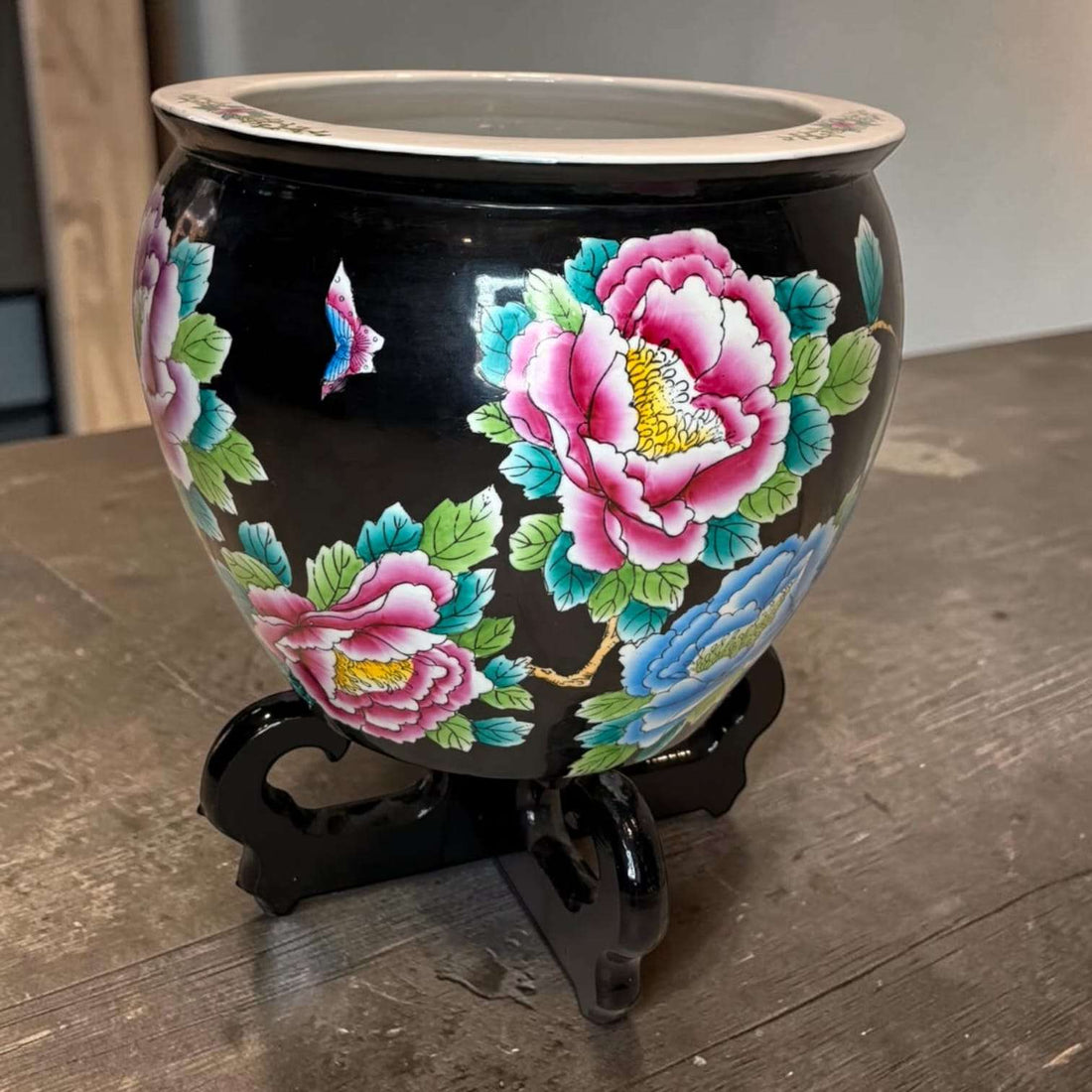 Jardinera china Famille Rose negra con soporte de madera - Cositas Antiguas – La Guadaña, Anticuarios Online en Jerez , vender antigüedades, muebles antiguos