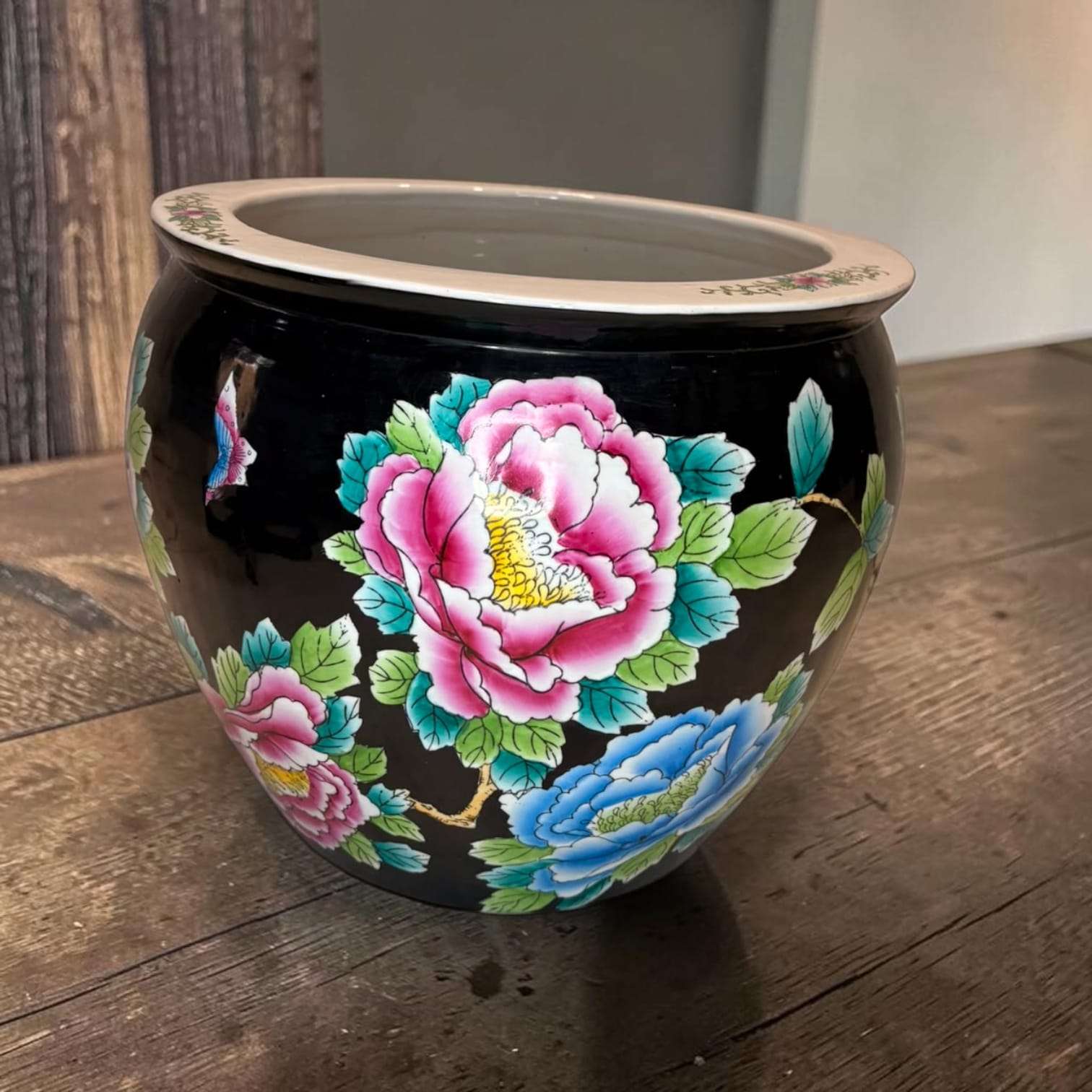 Jardinera china Famille Rose negra con soporte de madera - Cositas Antiguas – La Guadaña, Anticuarios Online en Jerez , vender antigüedades, muebles antiguos