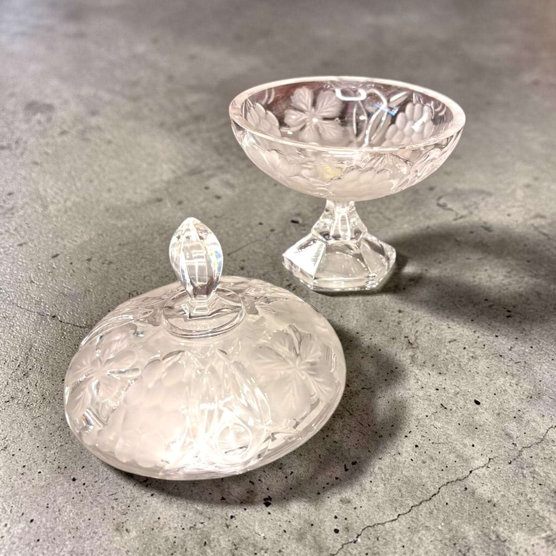Bombonera antigua de cristal con relieves decorativos - Cositas Antiguas – La Guadaña, Anticuarios Online en Jerez , vender antigüedades, muebles antiguos