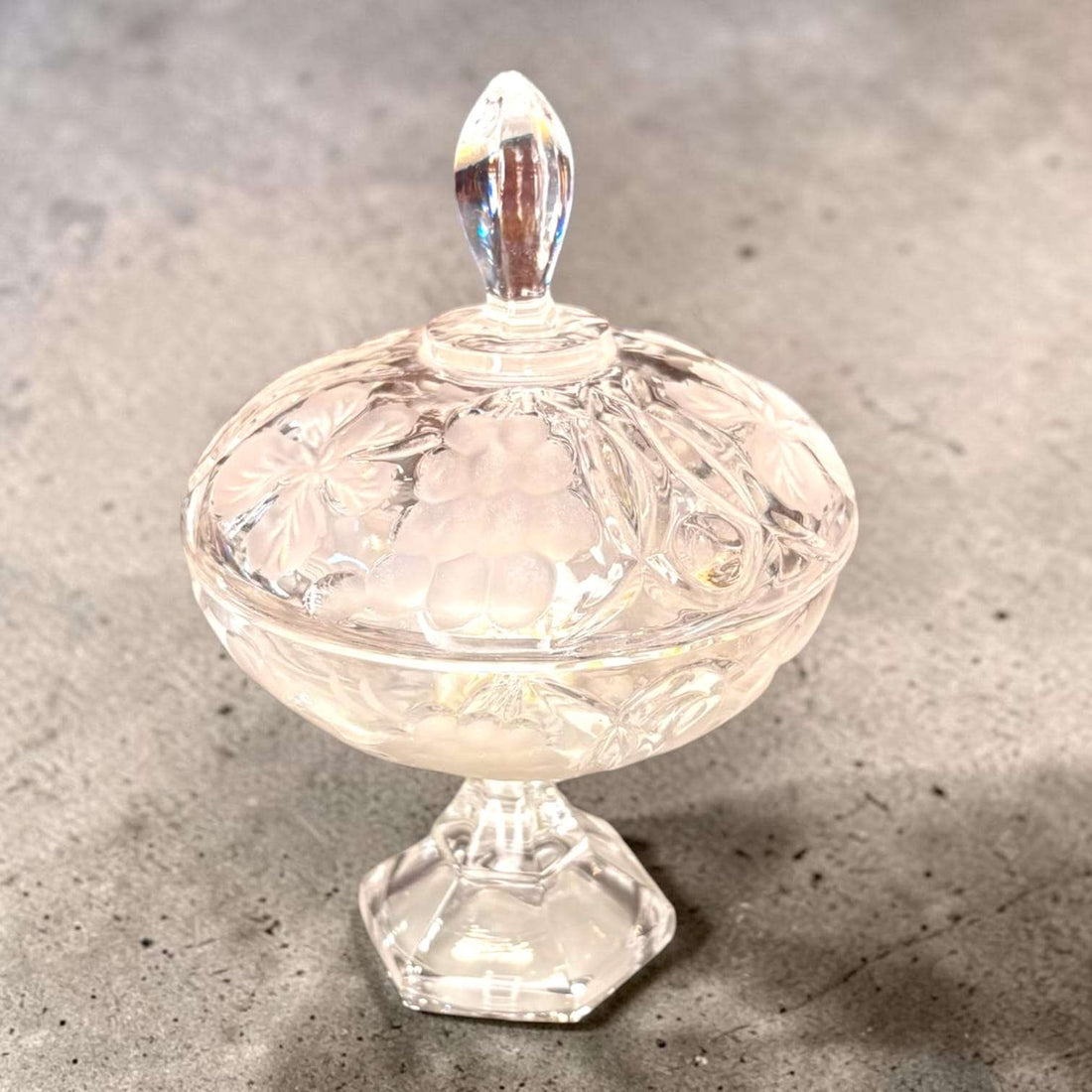 Bombonera antigua de cristal con relieves decorativos - Cositas Antiguas – La Guadaña, Anticuarios Online en Jerez , vender antigüedades, muebles antiguos