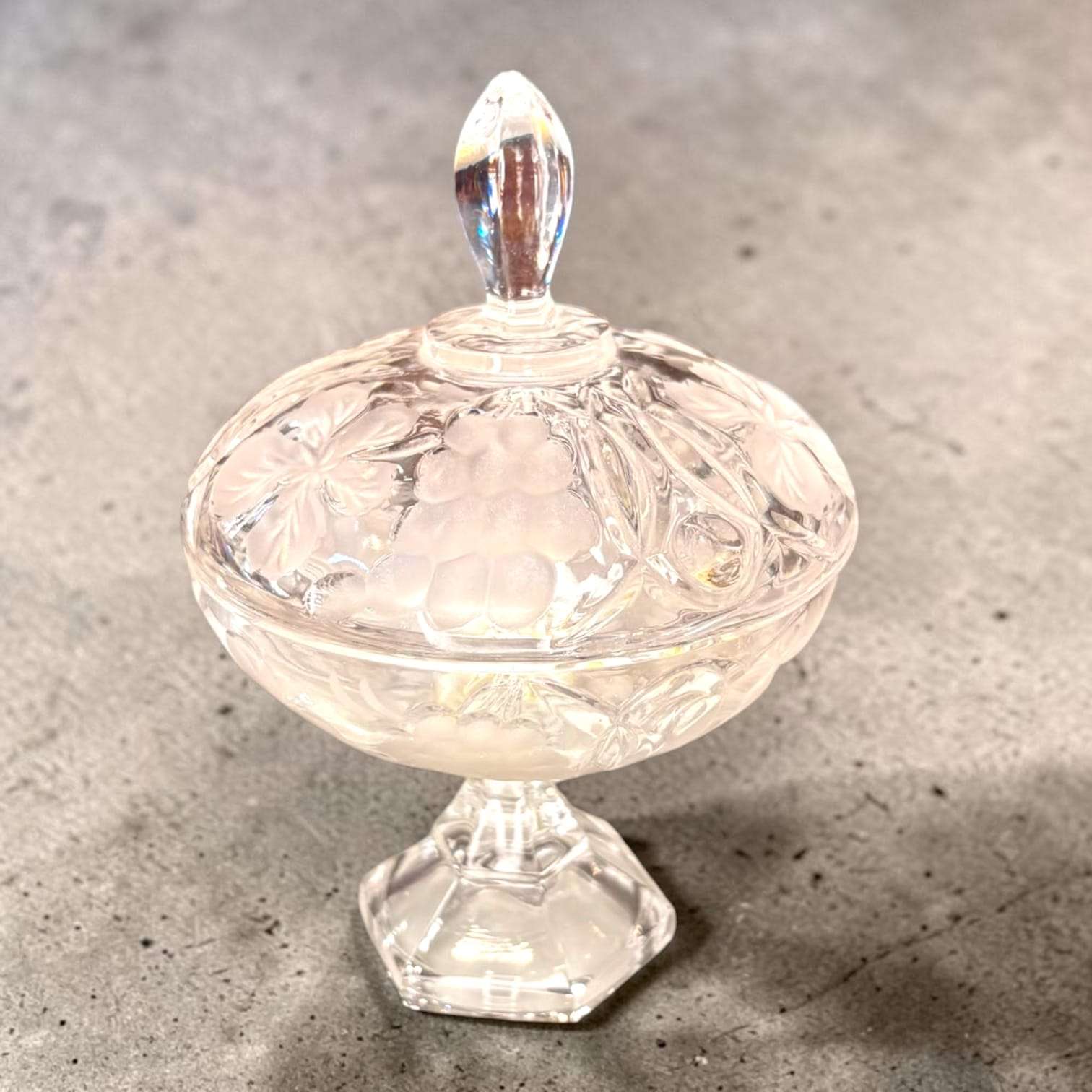 Bombonera antigua de cristal con relieves decorativos - Cositas Antiguas – La Guadaña, Anticuarios Online en Jerez , vender antigüedades, muebles antiguos