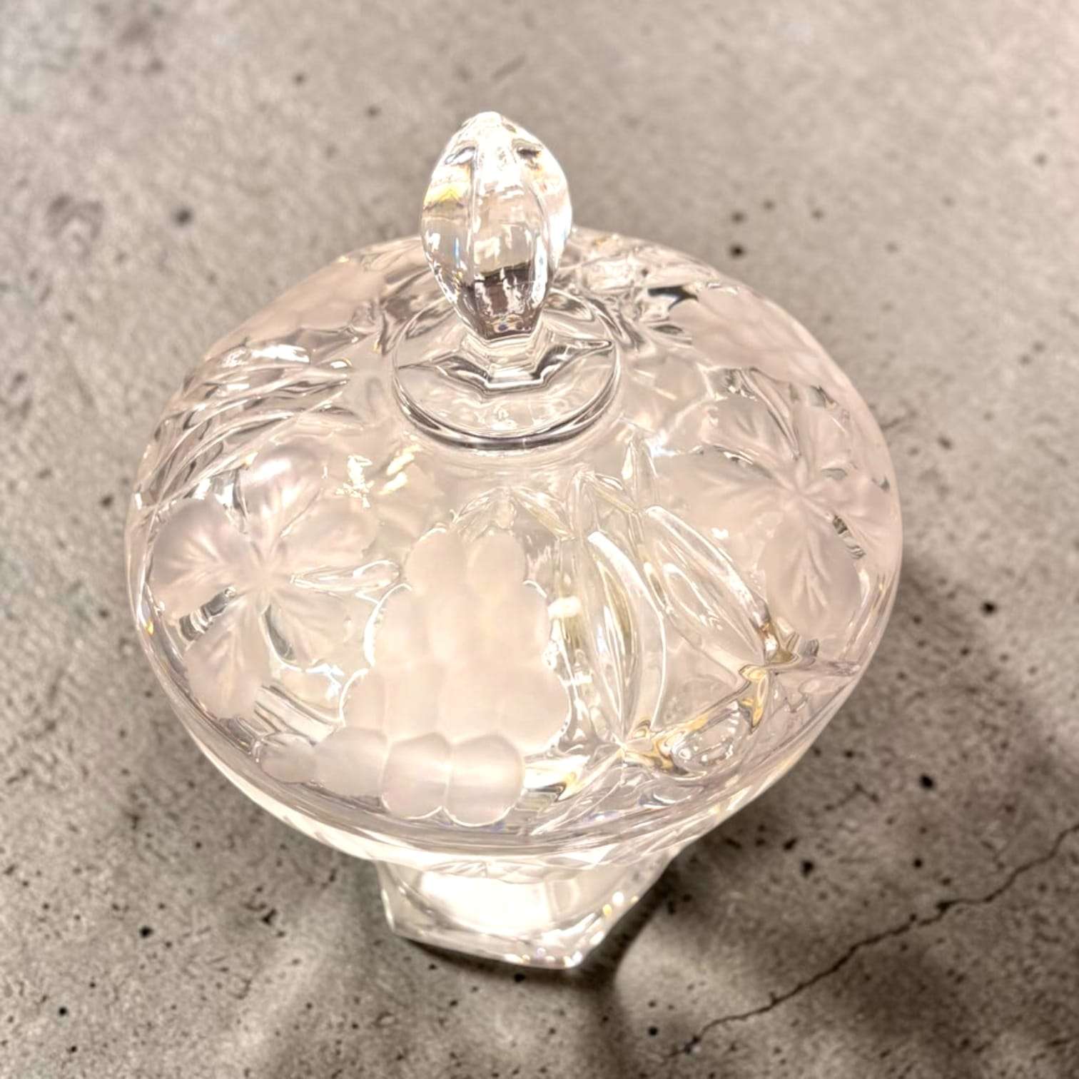 Bombonera antigua de cristal con relieves decorativos - Cositas Antiguas – La Guadaña, Anticuarios Online en Jerez , vender antigüedades, muebles antiguos