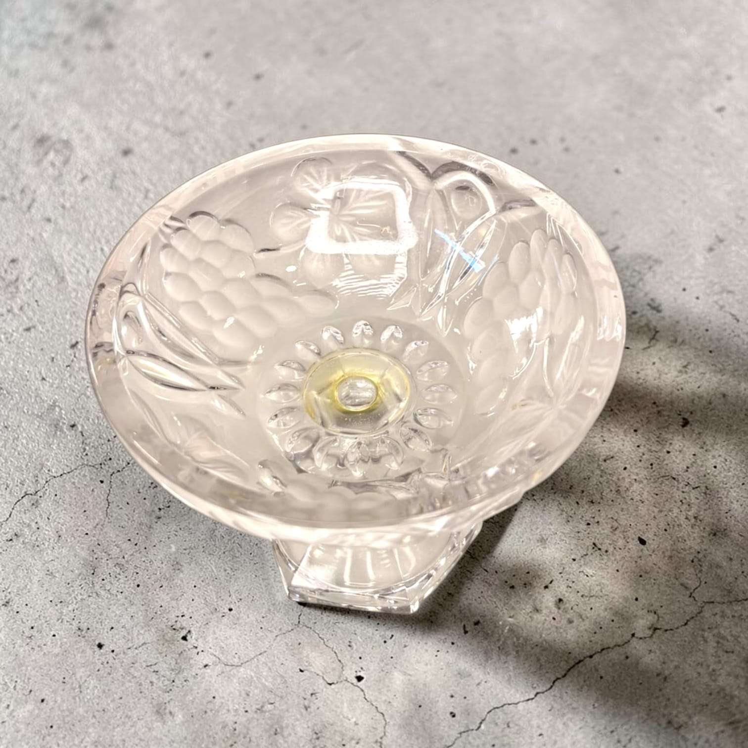 Bombonera antigua de cristal con relieves decorativos - Cositas Antiguas – La Guadaña, Anticuarios Online en Jerez , vender antigüedades, muebles antiguos