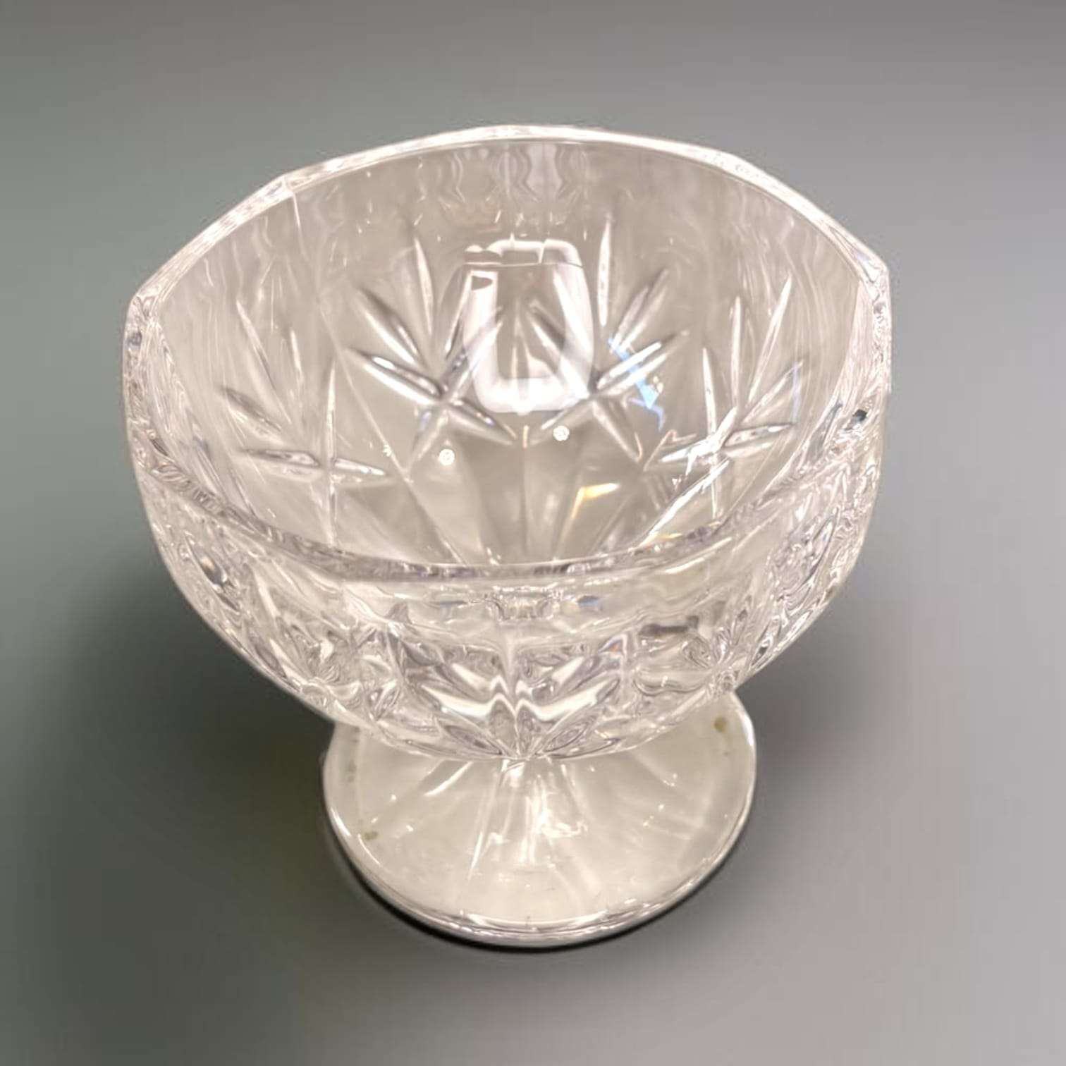 Bombonera de cristal con relieves y tirador plateado - Cositas Antiguas – La Guadaña, Anticuarios Online en Jerez , vender antigüedades, muebles antiguos