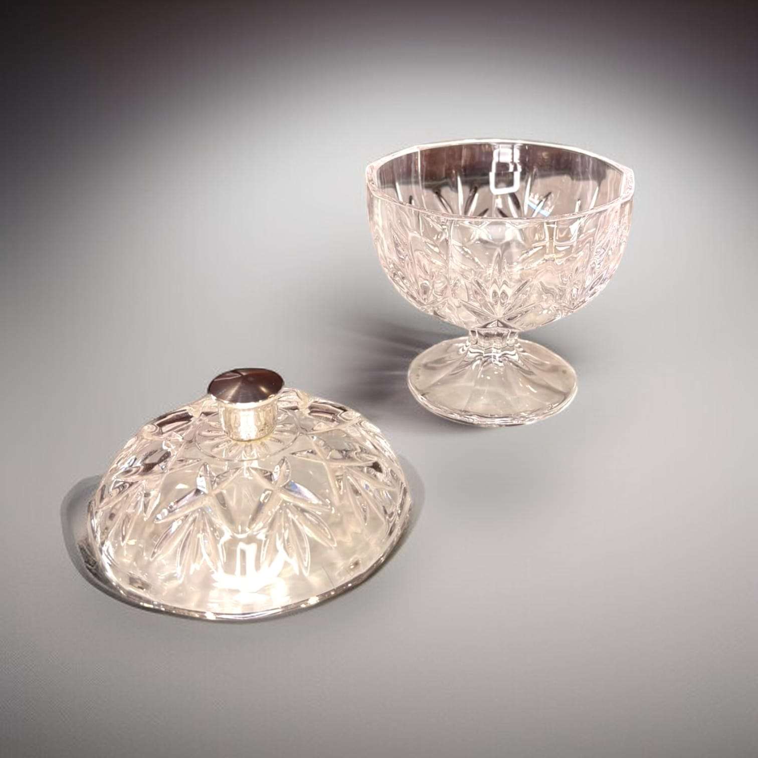 Bombonera de cristal con relieves y tirador plateado - Cositas Antiguas – La Guadaña, Anticuarios Online en Jerez , vender antigüedades, muebles antiguos