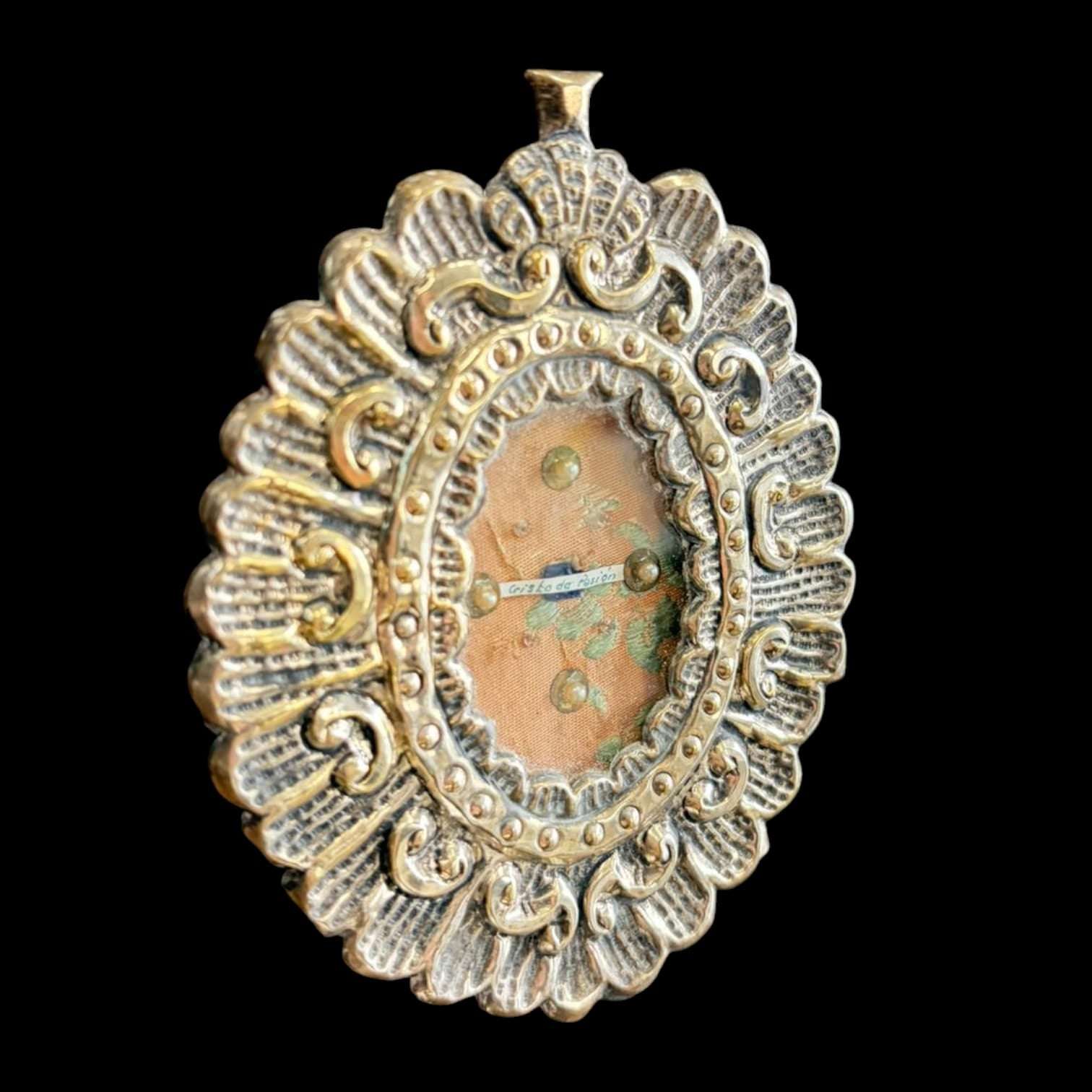 Relicario antiguo con fragmento de túnica bordada - Cositas Antiguas – La Guadaña, Anticuarios Online en Jerez , vender antigüedades, muebles antiguos