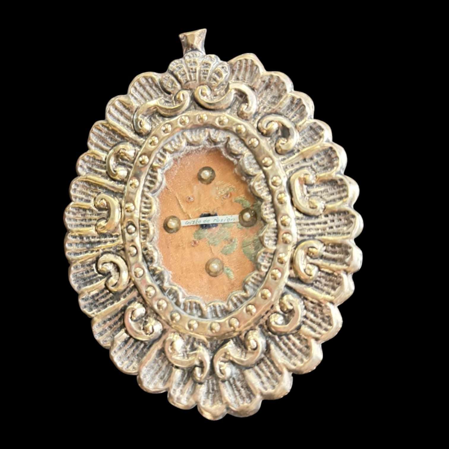 Relicario antiguo con fragmento de túnica bordada - Cositas Antiguas – La Guadaña, Anticuarios Online en Jerez , vender antigüedades, muebles antiguos