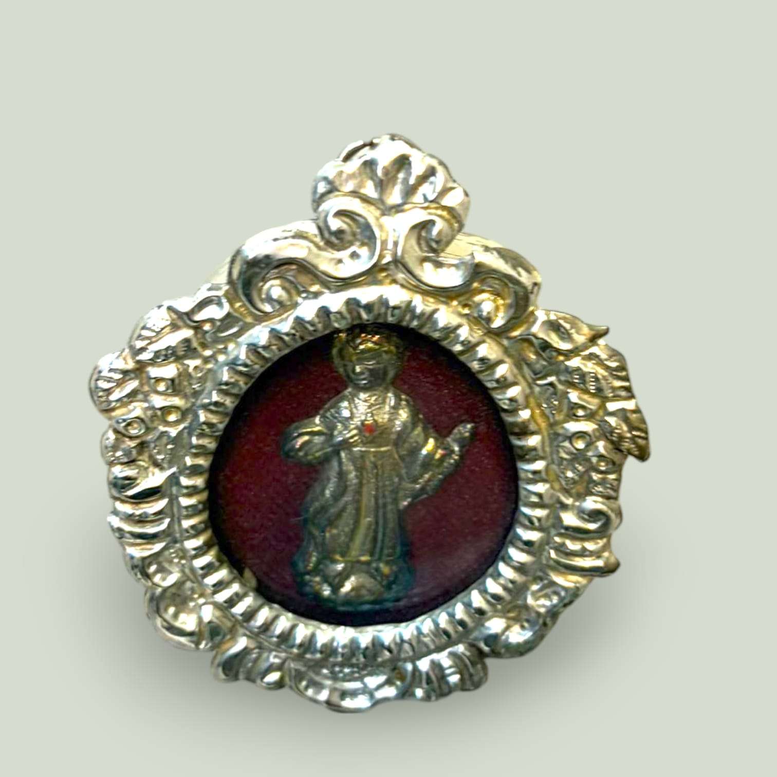 Relicario Niño Jesús en metal plateado y terciopelo rojo - Cositas Antiguas – La Guadaña, Anticuarios Online en Jerez , vender antigüedades, muebles antiguos