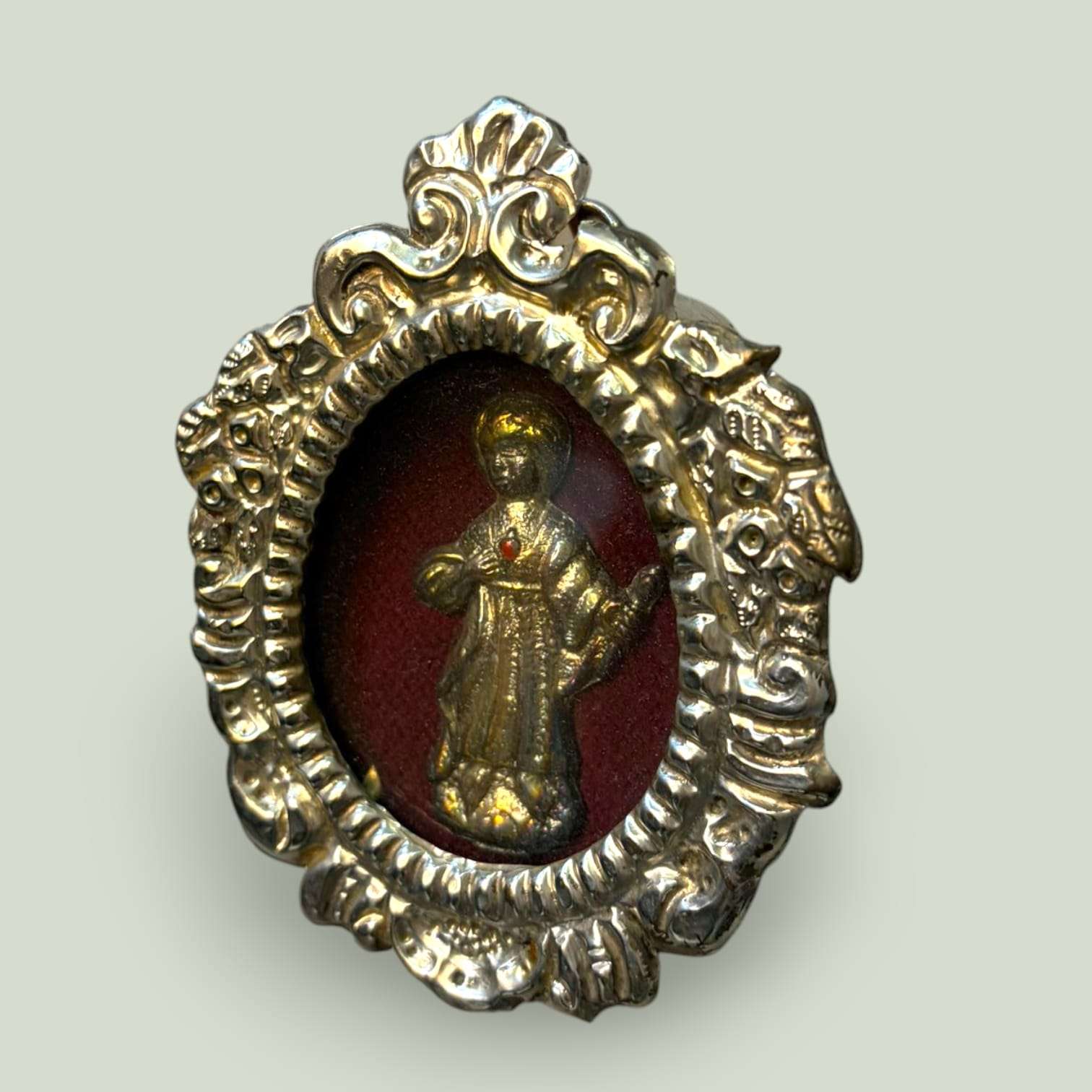 Relicario Niño Jesús en metal plateado y terciopelo rojo - Cositas Antiguas – La Guadaña, Anticuarios Online en Jerez , vender antigüedades, muebles antiguos