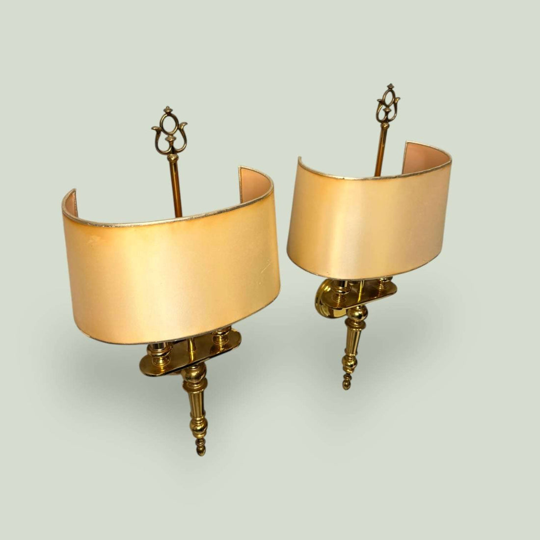 Pareja de apliques dorados de pared con pantalla - Cositas Antiguas – La Guadaña, Anticuarios Online en Jerez , vender antigüedades, muebles antiguos