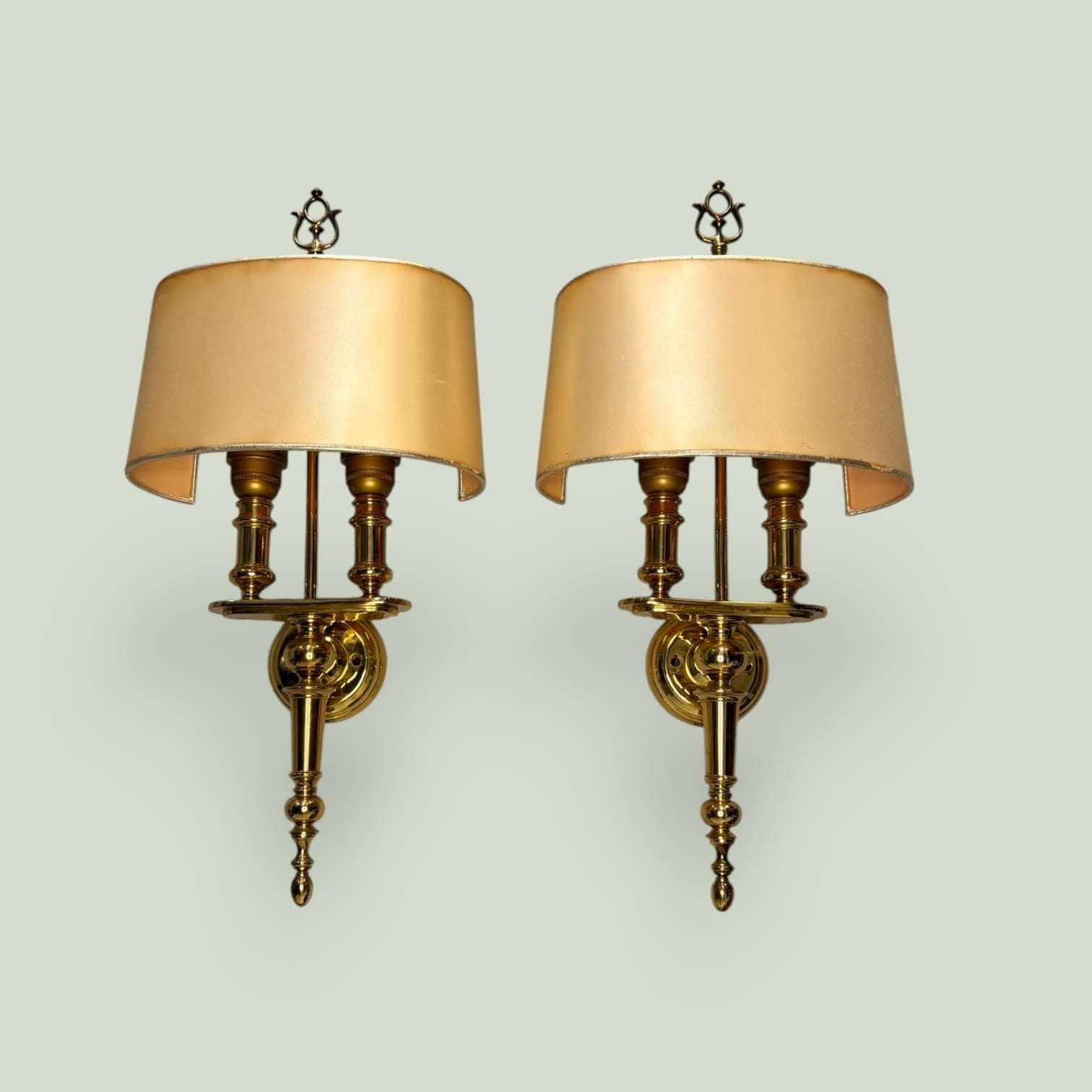 Pareja de apliques dorados de pared con pantalla - Cositas Antiguas – La Guadaña, Anticuarios Online en Jerez , vender antigüedades, muebles antiguos