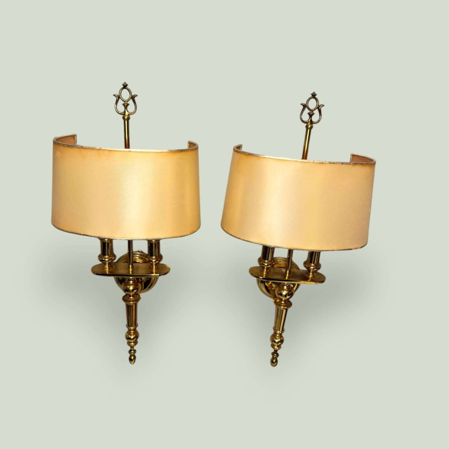 Pareja de apliques dorados de pared con pantalla - Cositas Antiguas – La Guadaña, Anticuarios Online en Jerez , vender antigüedades, muebles antiguos