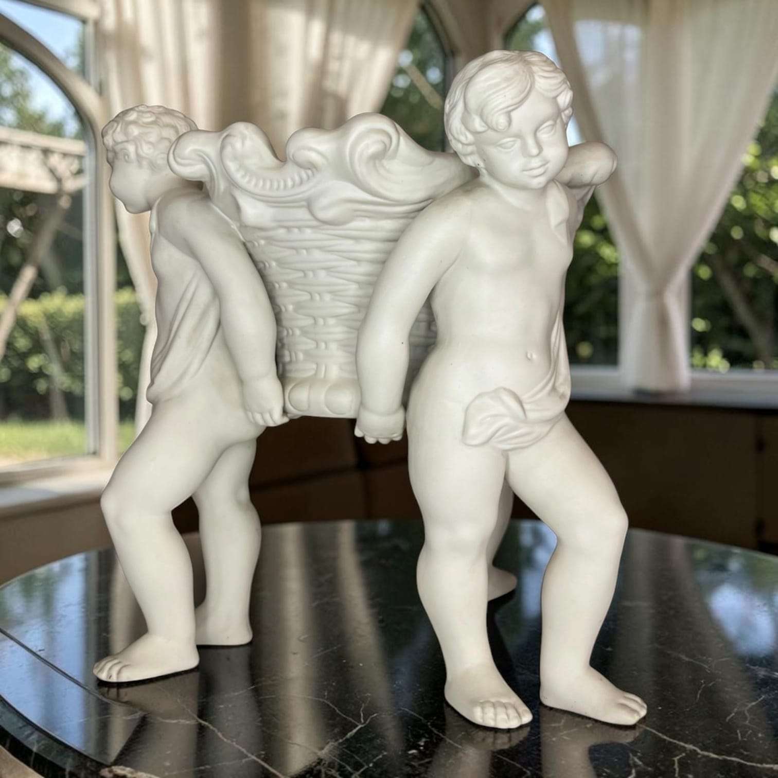 Centro de mesa de porcelana con querubines clásico - Cositas Antiguas – La Guadaña, Anticuarios Online en Jerez , vender antigüedades, muebles antiguos