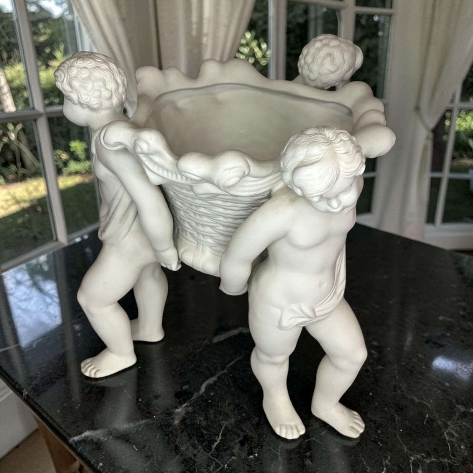 Centro de mesa de porcelana con querubines clásico - Cositas Antiguas – La Guadaña, Anticuarios Online en Jerez , vender antigüedades, muebles antiguos