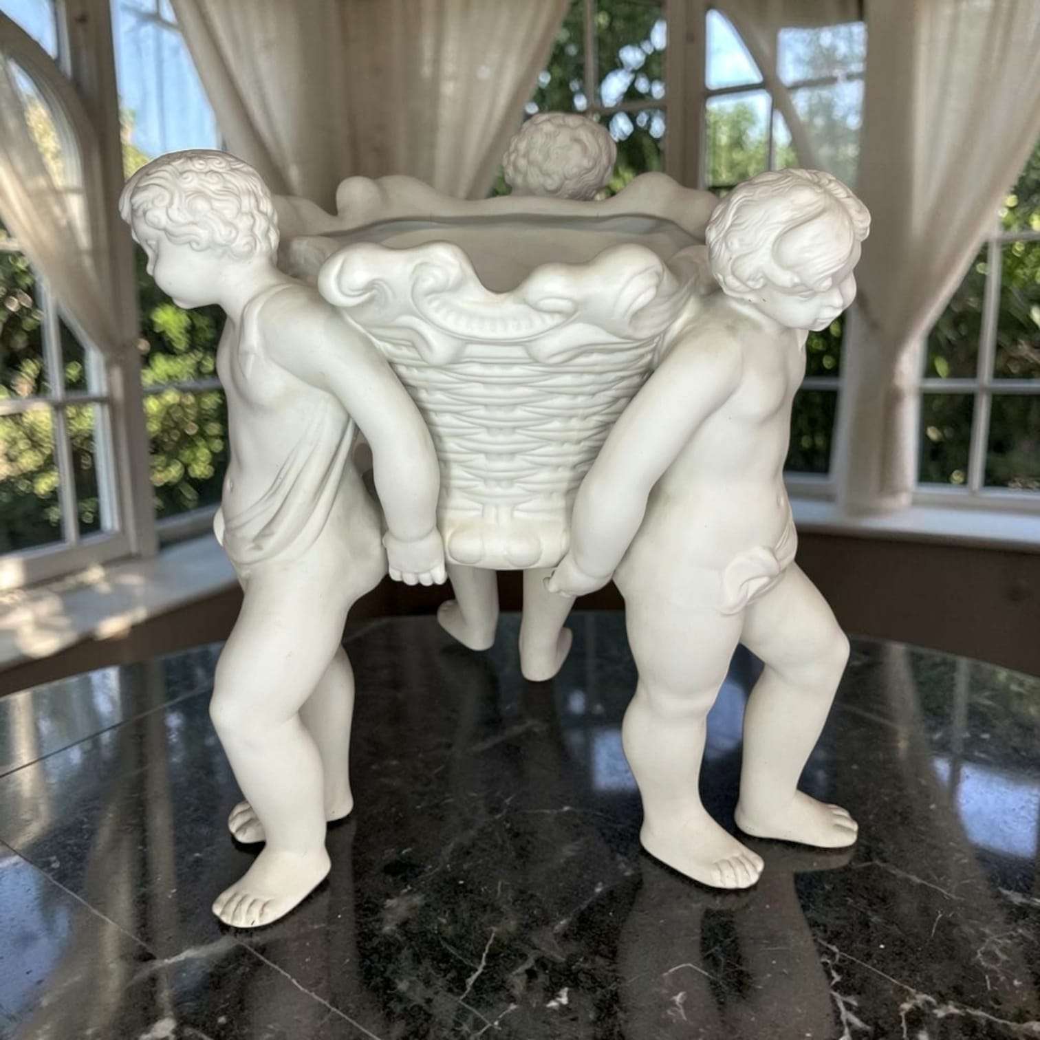 Centro de mesa de porcelana con querubines clásico - Cositas Antiguas – La Guadaña, Anticuarios Online en Jerez , vender antigüedades, muebles antiguos