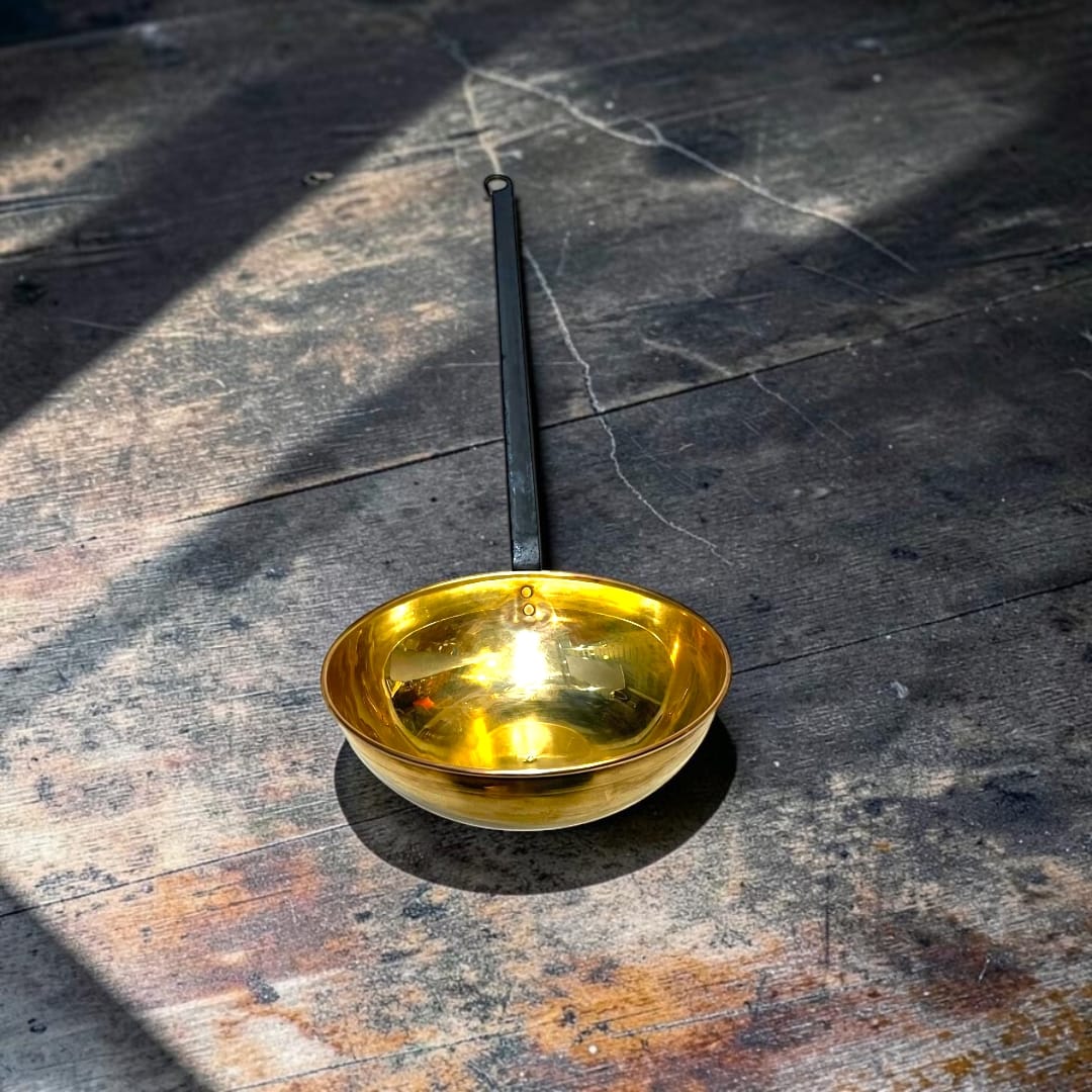 Cazo antiguo de metal dorado con mango de hierro - Cositas Antiguas – La Guadaña, Anticuarios Online en Jerez , vender antigüedades, muebles antiguos