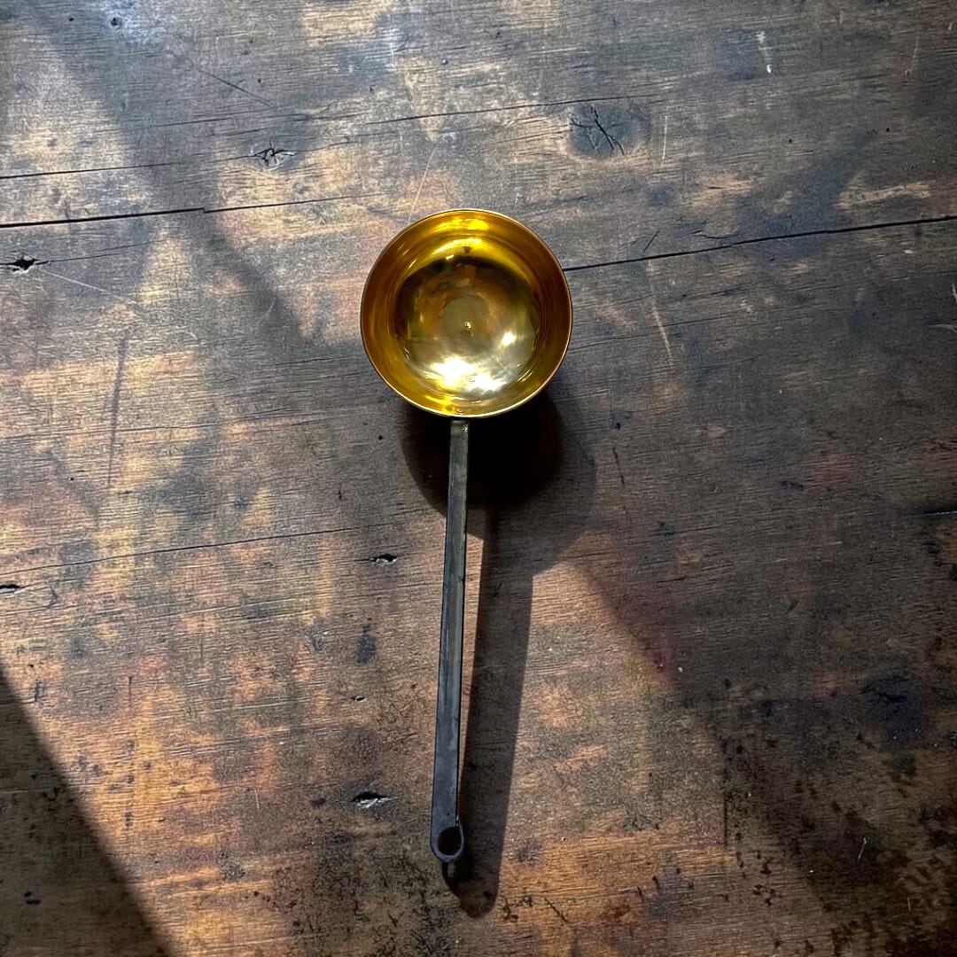 Cazo antiguo de metal dorado con mango de hierro - Cositas Antiguas – La Guadaña, Anticuarios Online en Jerez , vender antigüedades, muebles antiguos