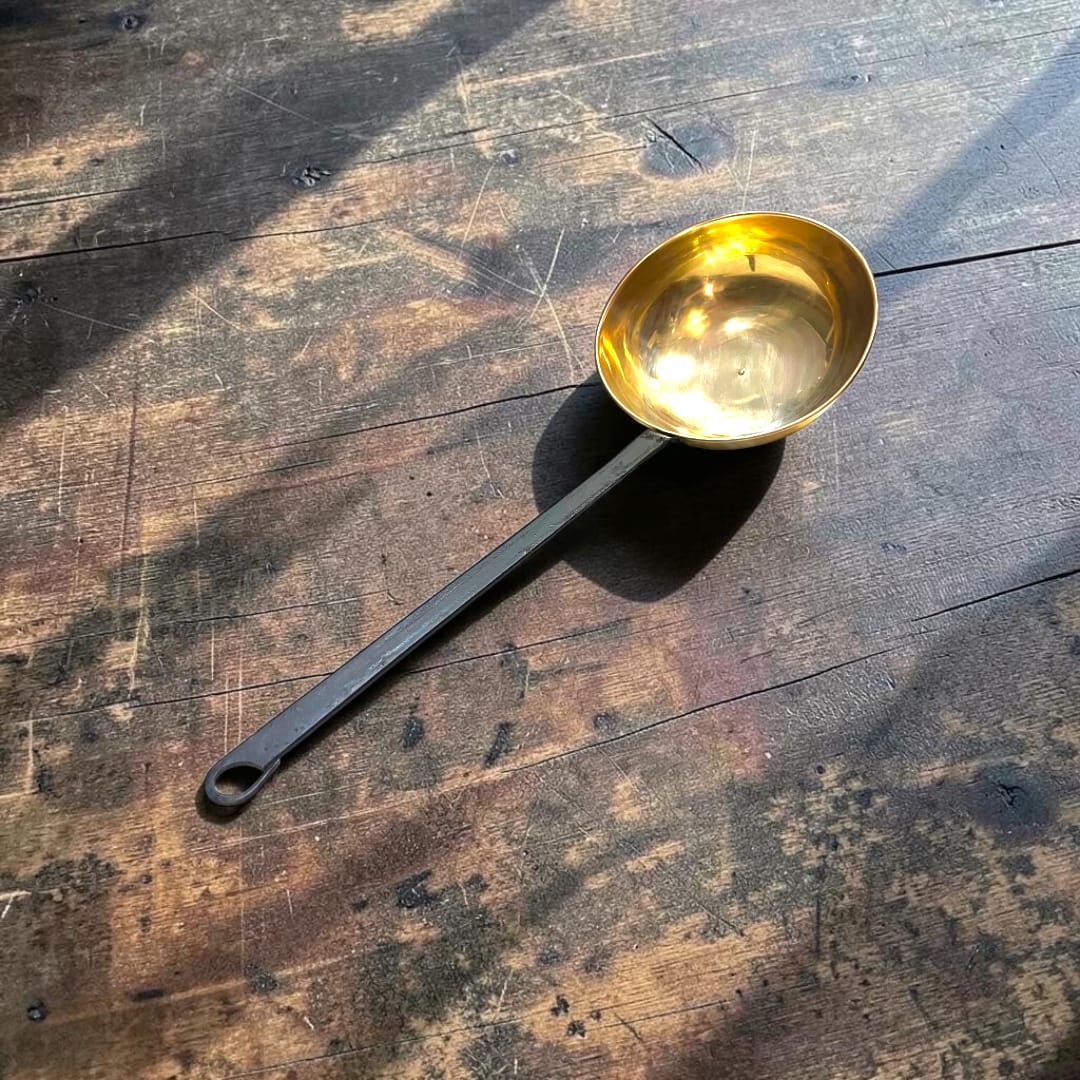 Cazo antiguo de metal dorado con mango de hierro - Cositas Antiguas – La Guadaña, Anticuarios Online en Jerez , vender antigüedades, muebles antiguos