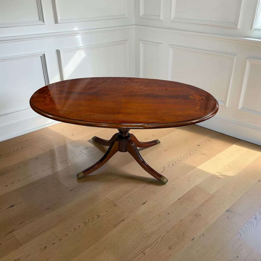 Mesa ovalada de madera con taracea estilo William Tillman - Cositas Antiguas – La Guadaña, Anticuarios Online en Jerez , vender antigüedades, muebles antiguos