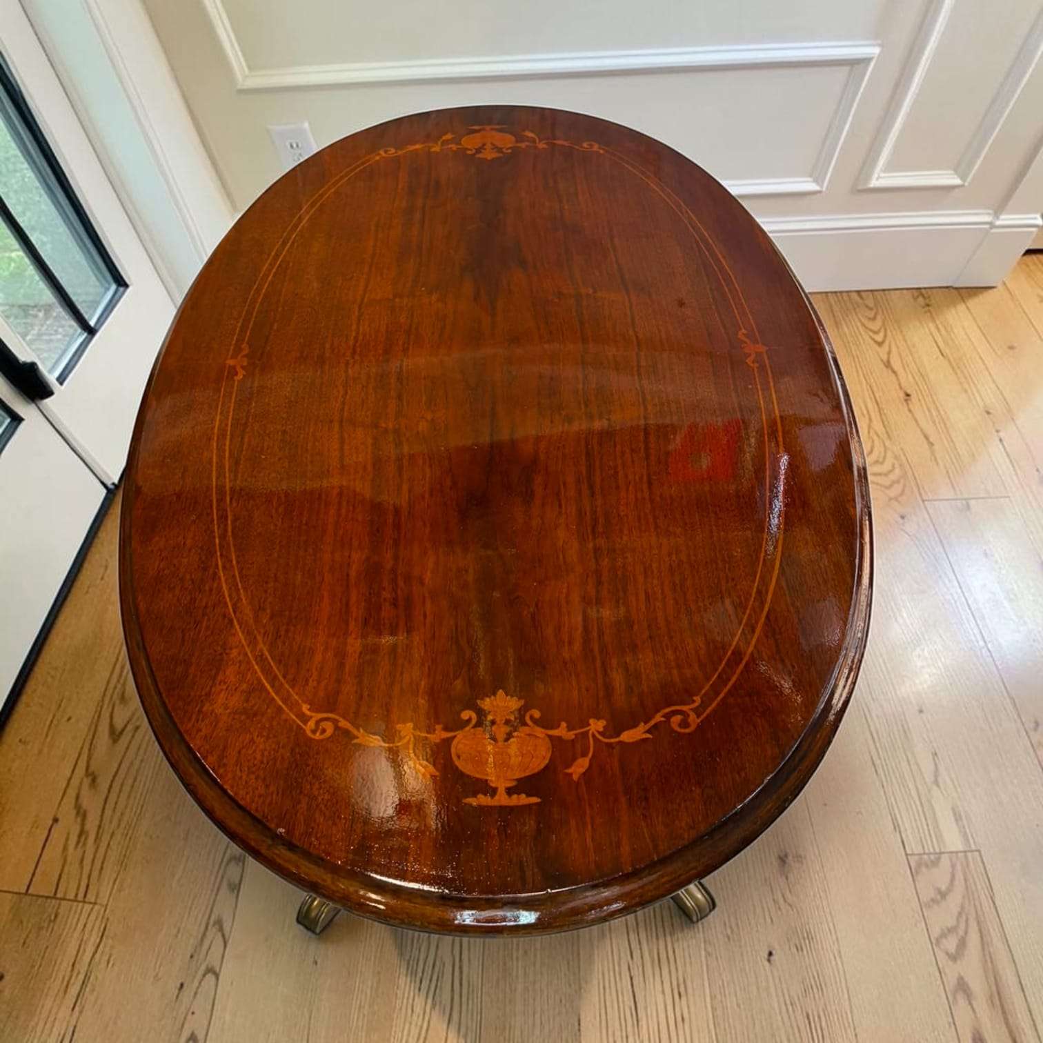 Mesa ovalada de madera con taracea estilo William Tillman - Cositas Antiguas – La Guadaña, Anticuarios Online en Jerez , vender antigüedades, muebles antiguos