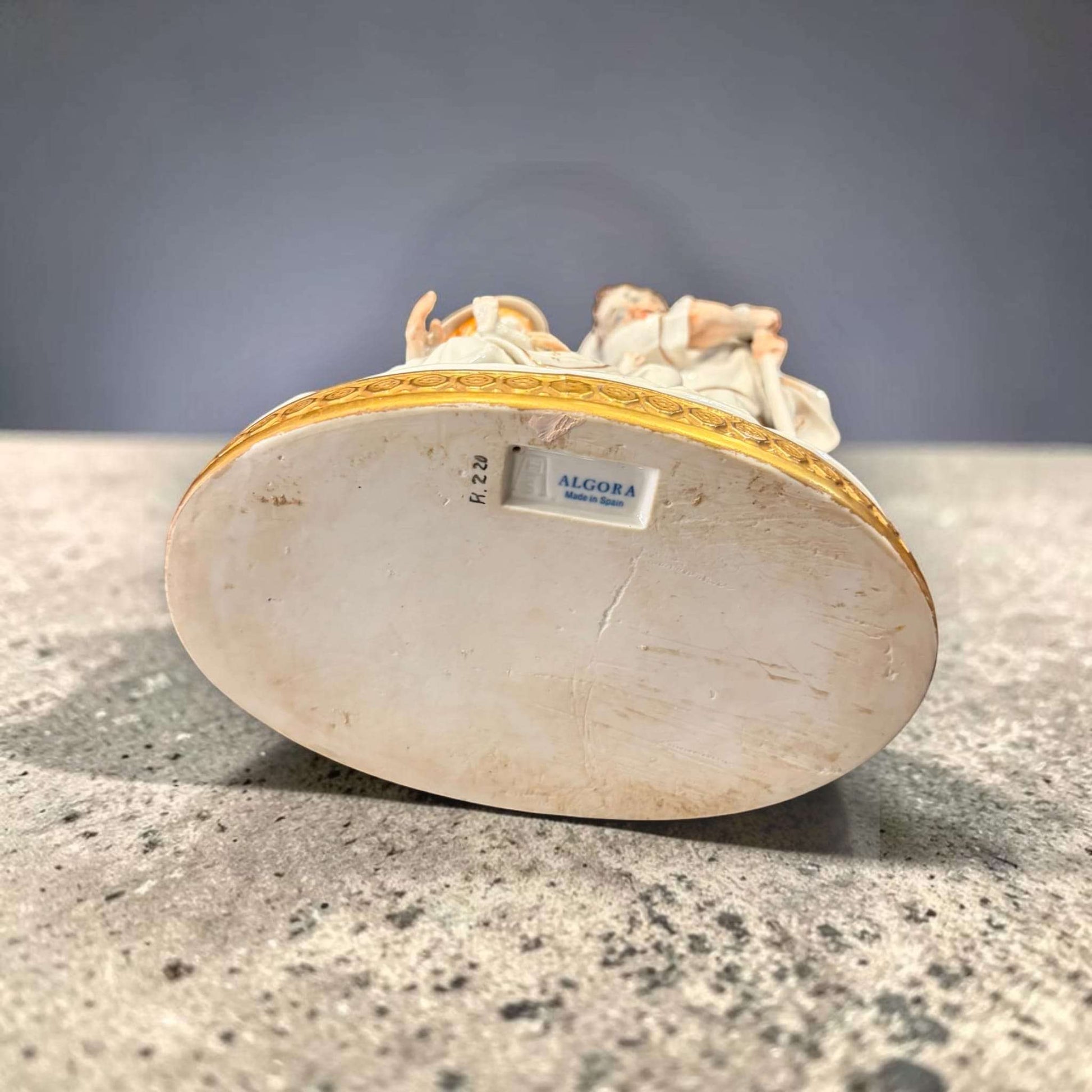Porcelana Algora del Nacimiento de Cristo con peana - Cositas Antiguas – La Guadaña, Anticuarios Online en Jerez , vender antigüedades, muebles antiguos