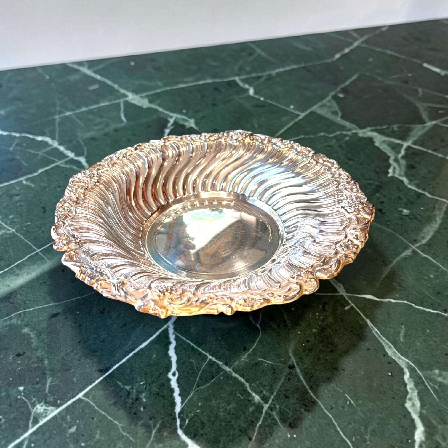 Panera de metal plateado con borde decorado clásico - Cositas Antiguas – La Guadaña, Anticuarios Online en Jerez , vender antigüedades, muebles antiguos