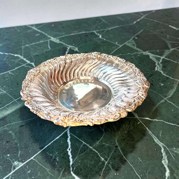 Panera de metal plateado con borde decorado clásico - Cositas Antiguas – La Guadaña, Anticuarios Online en Jerez , vender antigüedades, muebles antiguos