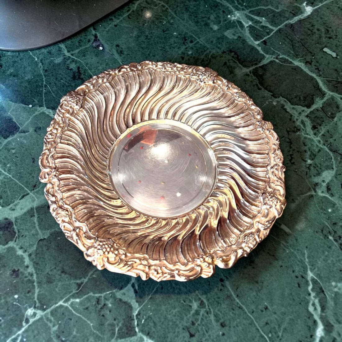 Panera de metal plateado con borde decorado clásico - Cositas Antiguas – La Guadaña, Anticuarios Online en Jerez , vender antigüedades, muebles antiguos