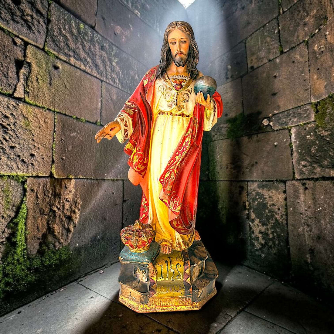 Imagen de Cristo Rey de Olot en pasta de madera policromada - Cositas Antiguas – La Guadaña, Anticuarios Online en Jerez , vender antigüedades, muebles antiguos