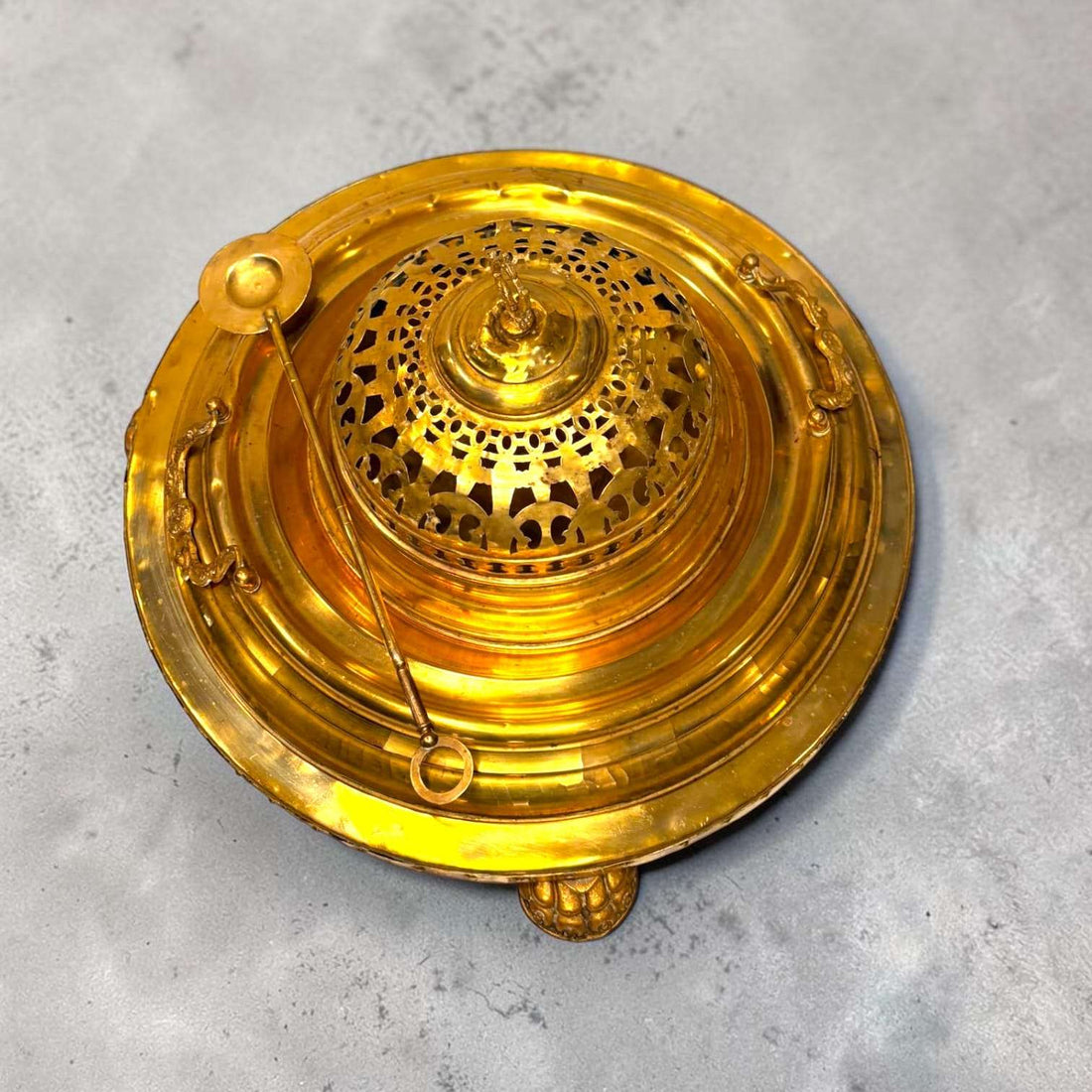 Brasero de metal dorado con tapa calada y badila - Cositas Antiguas – La Guadaña, Anticuarios Online en Jerez , vender antigüedades, muebles antiguos